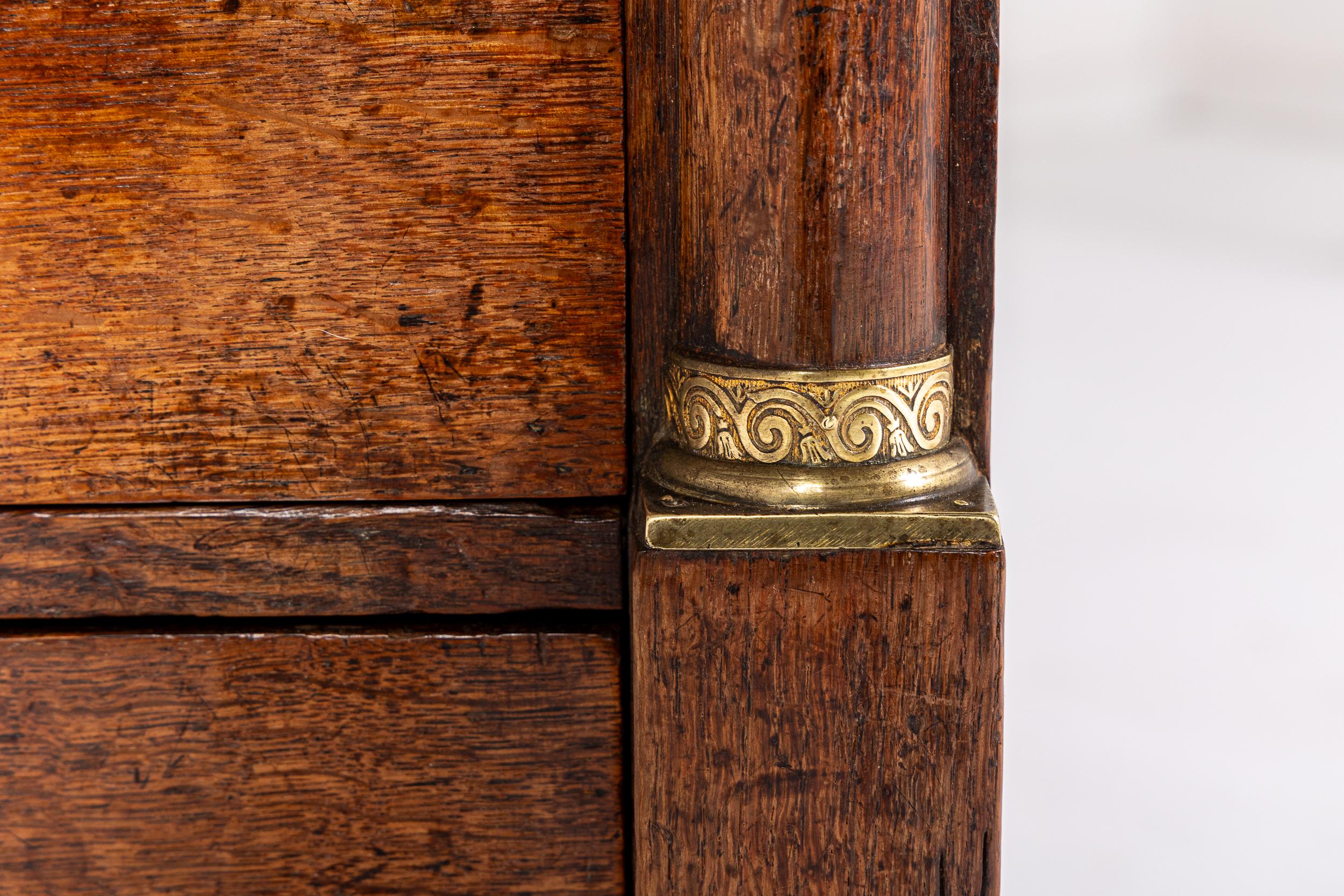 Cassettiera alta in Oak olandese dell'inizio del XIX secolo in vendita 5