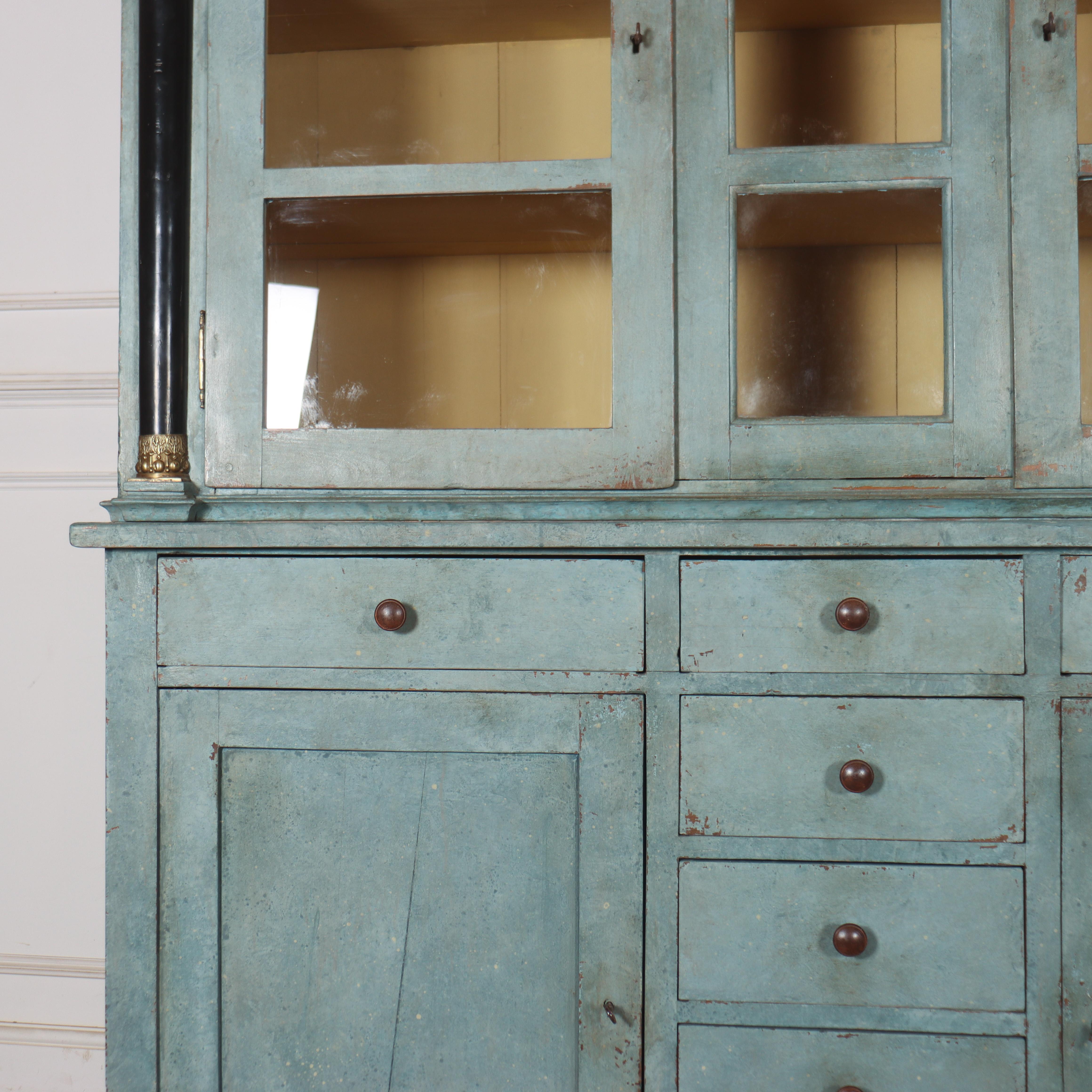 Merveilleux cabinet hollandais en chêne peint et émaillé du début du 19e siècle. 1820.

Code : 8827

Dimensions :
W: 68