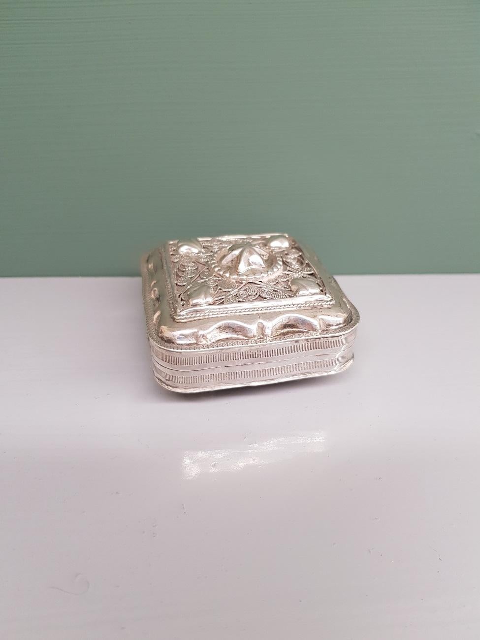 Antique Dutch silver pill box with filigree decoration, it is marked with lion 2 and the letter P 1908 and made by Widow Hendrik Capoen.

The measurements are,
Depth 5.5 cm/ 2.1 inch.
Width 5.5 cm/ 2.1 inch.
Height 3 cm/ 1.1 inch.
Weight 57.5