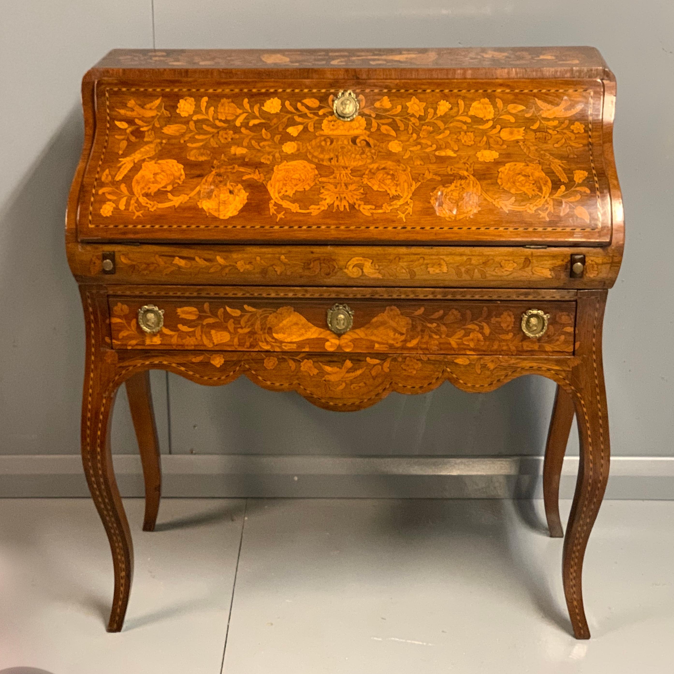 Super quality and condition early 19th century Dutch marquetry and inlaid bureau with the most fabulous rich original colour tones and patina, circa 1800.
Fabulous marquetry throughout the bureau and also the band of inlays certainly make for a
