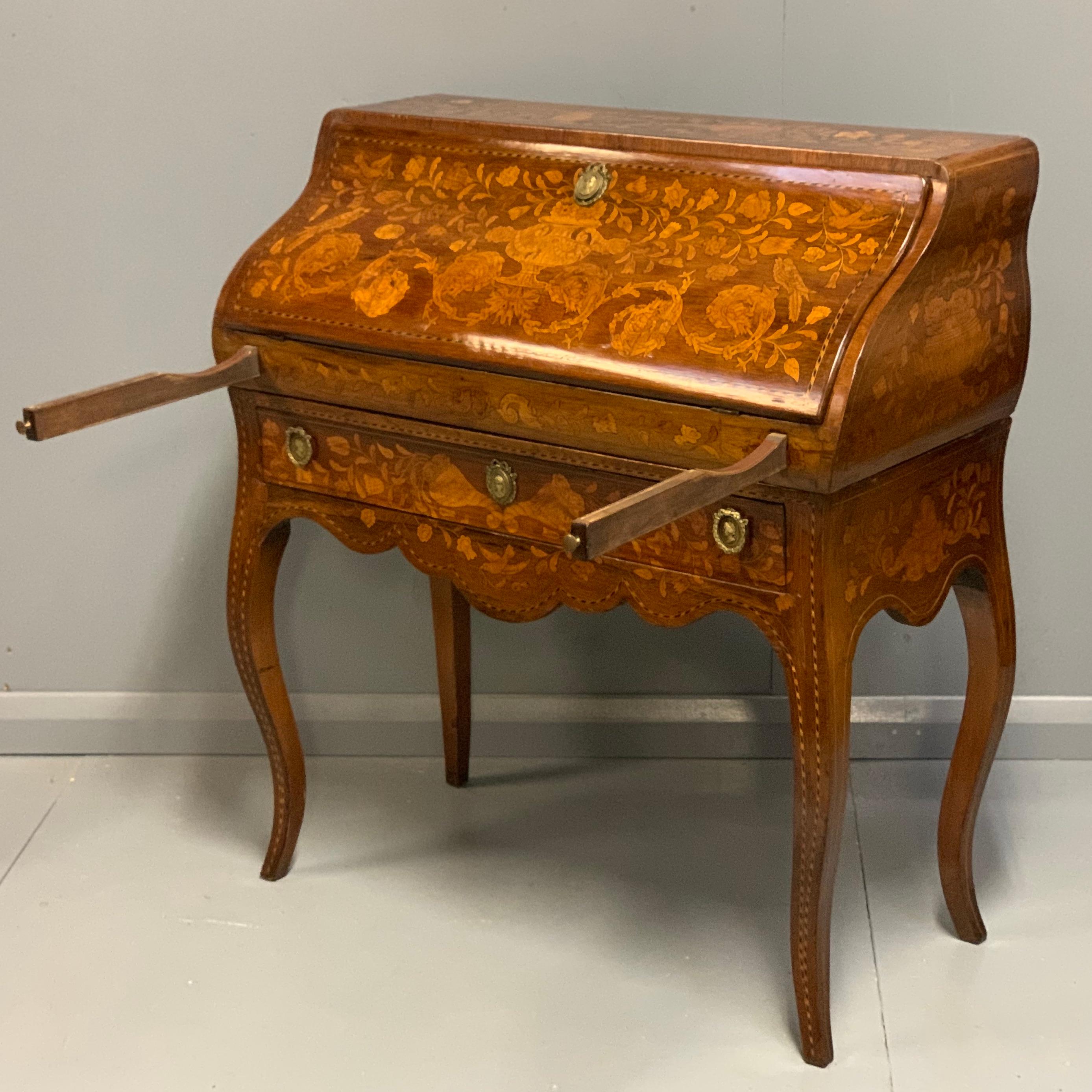 Early 19th Century Dutch Walnut Marquetry and Inlaid Bureau In Good Condition In Uppingham, Rutland