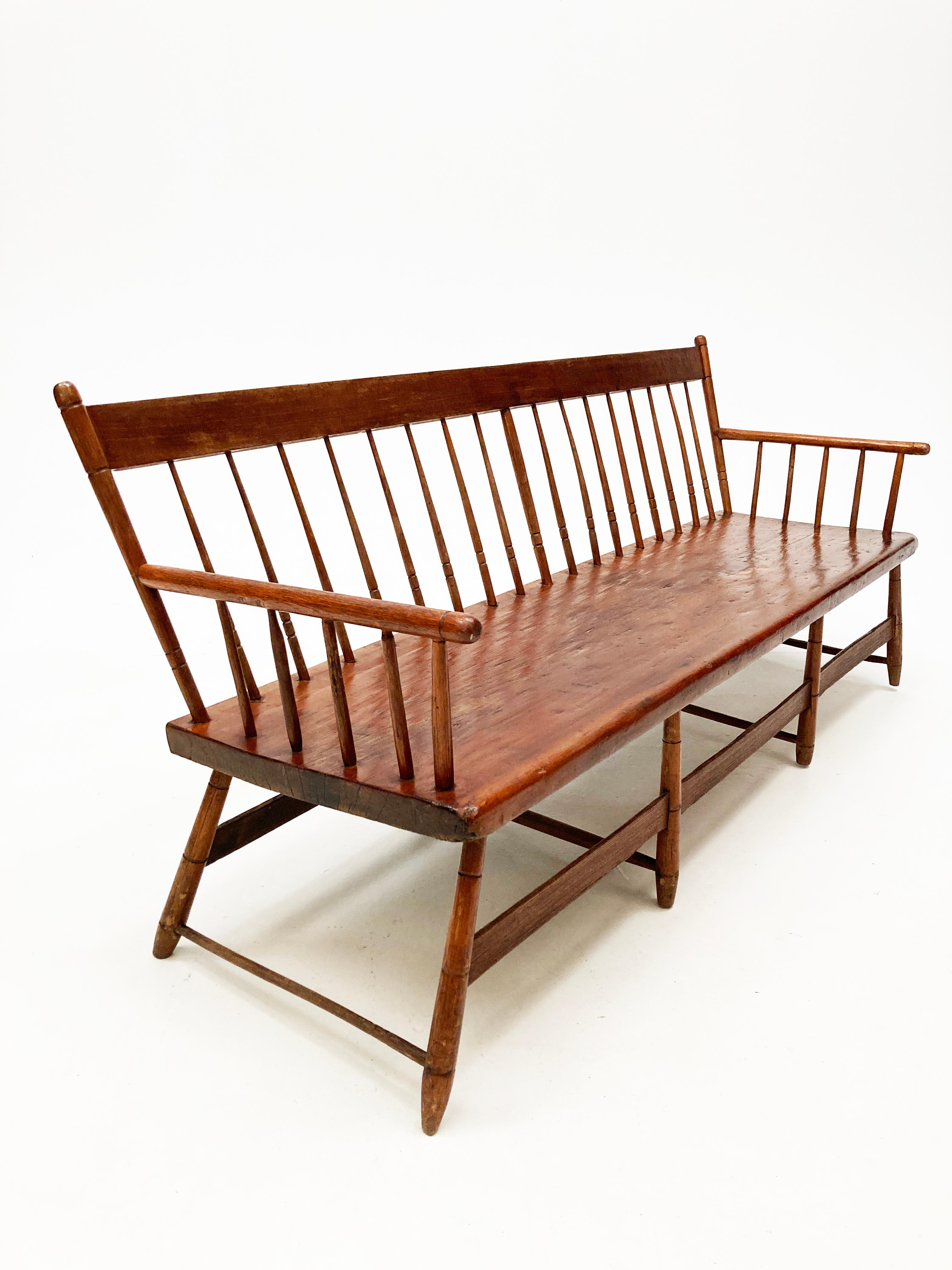 Early 19th Century Early American Pine Windsor Spindle-Back Meeting House Bench In Good Condition In Louisville, KY
