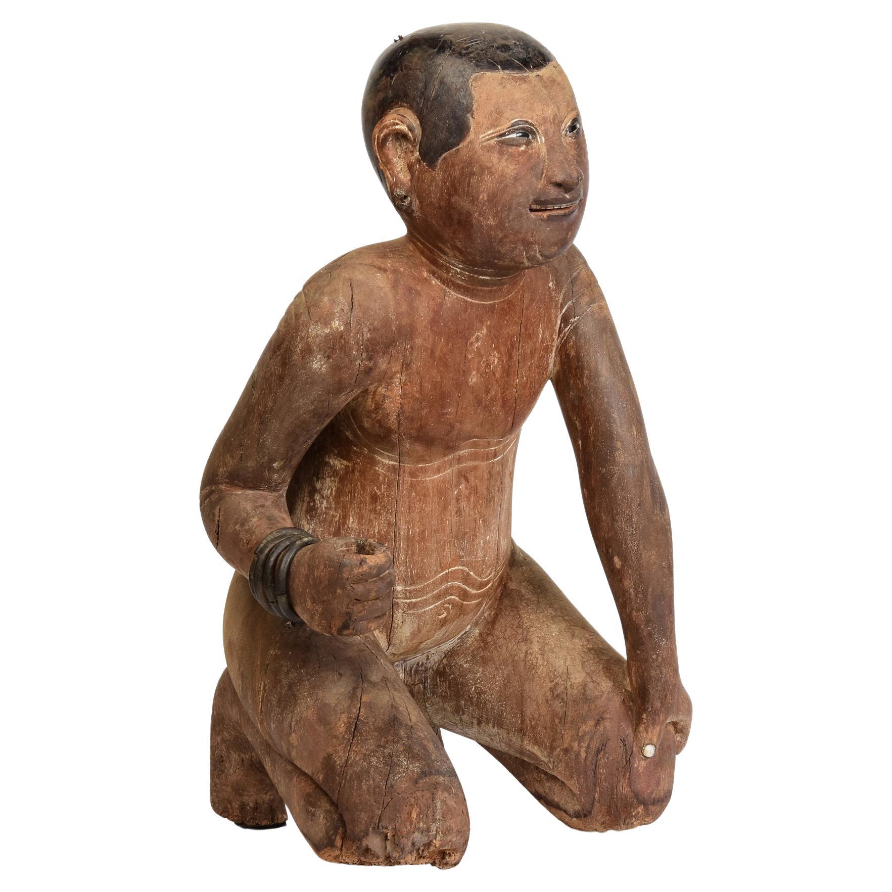 Antiker burmesischer Holzsitzender Junge aus dem frühen 19. Jahrhundert, frühes Mandalay im Angebot