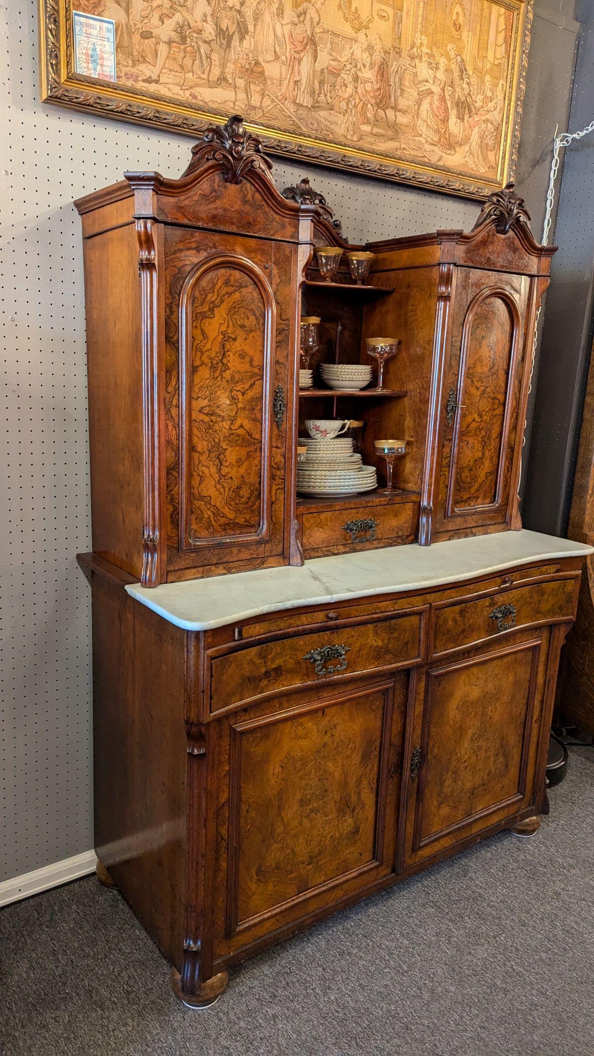 Squisita credenza di transizione - credenza in legno di radica di epoca tardo federale o vittoriana.  La venatura della radica di questo pezzo d'antiquariato è squisita da vedere.   La base presenta un mobile a due ante con ripiano, sotto due