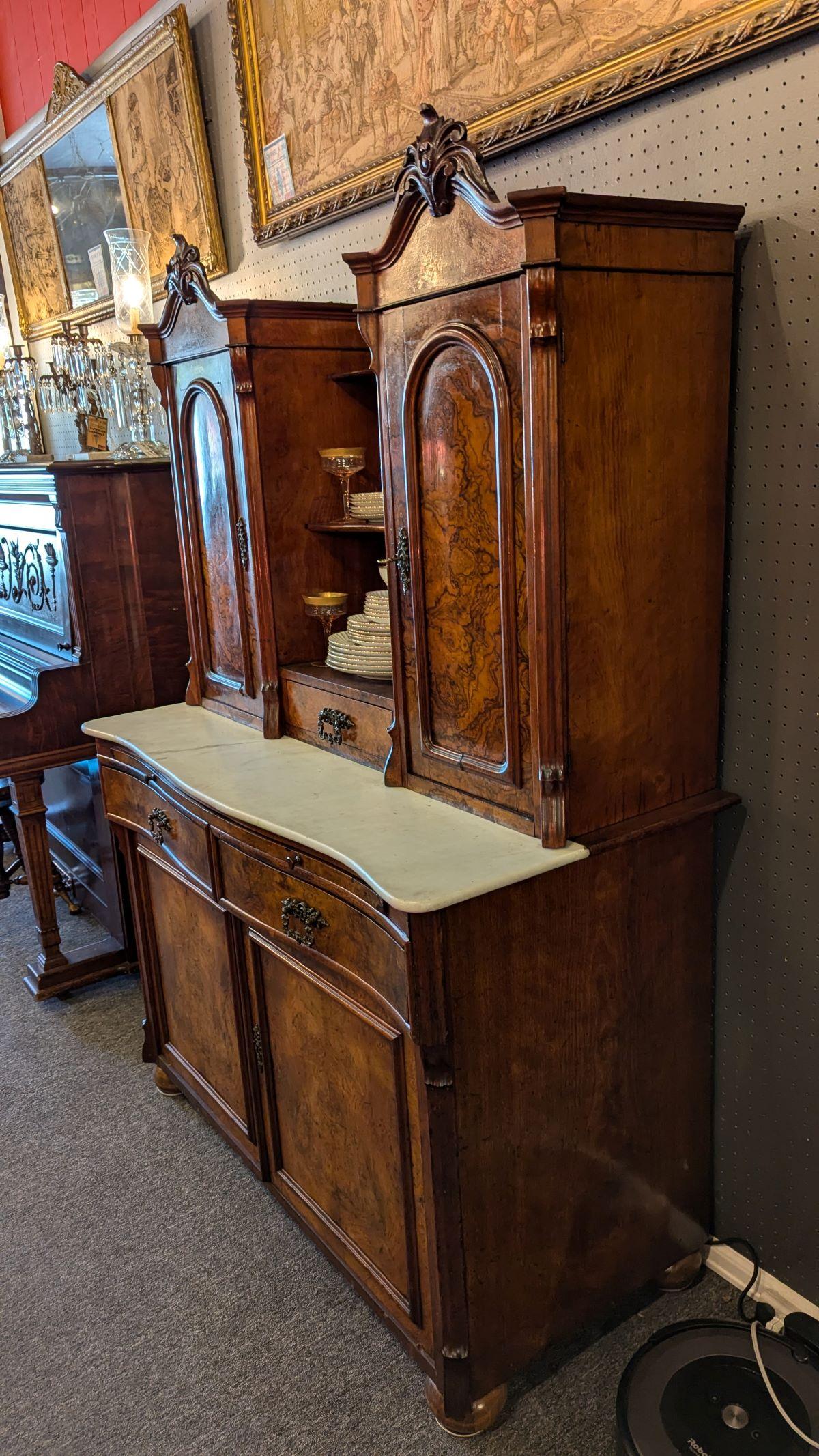 Primo vittoriano Credenza in legno di radica del primo Ottocento vittoriano Server in vendita