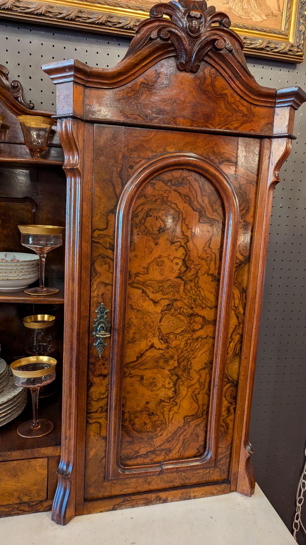 Americano Credenza in legno di radica del primo Ottocento vittoriano Server in vendita