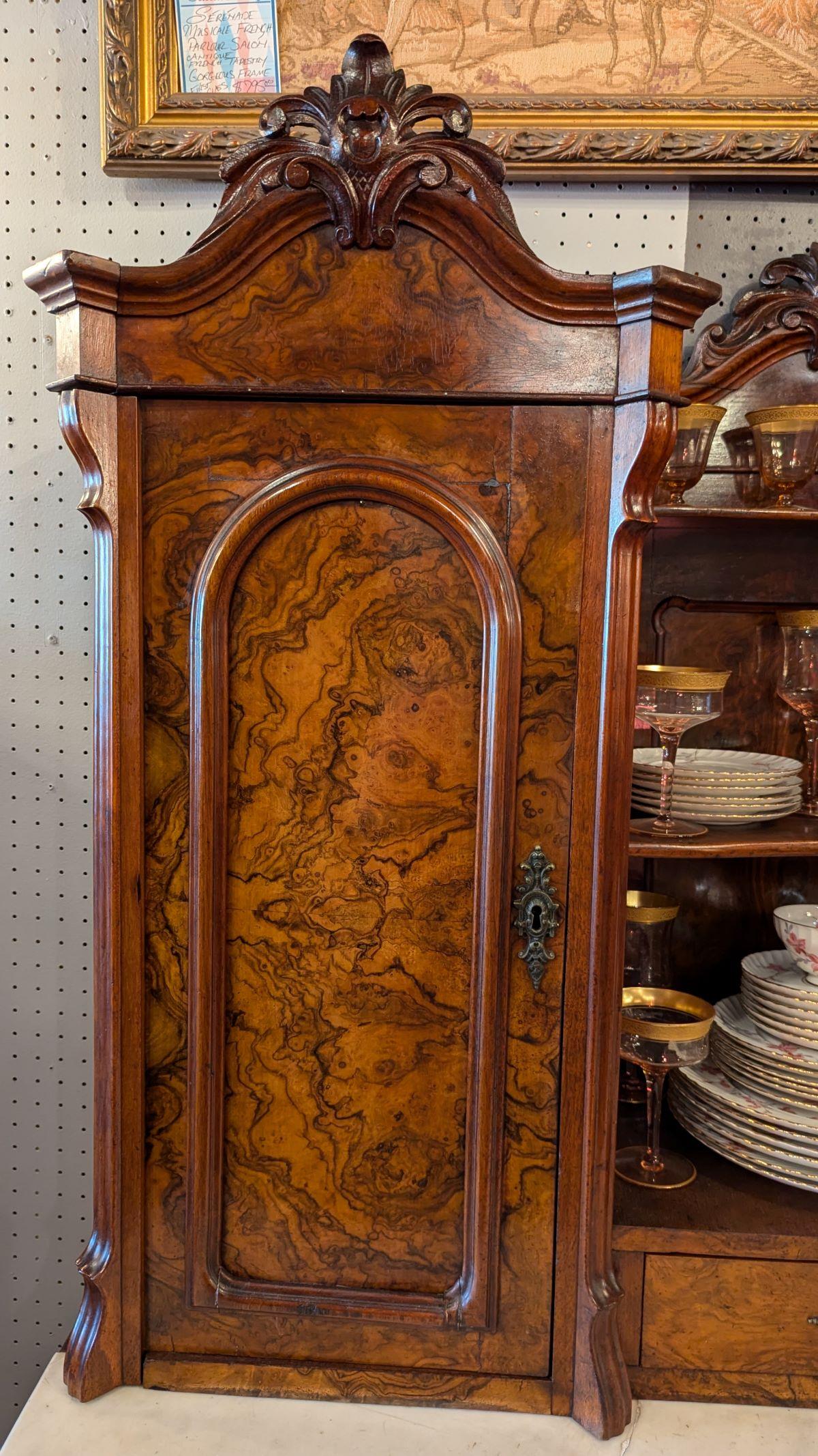 Credenza in legno di radica del primo Ottocento vittoriano Server In condizioni buone in vendita a Pueblo, CO
