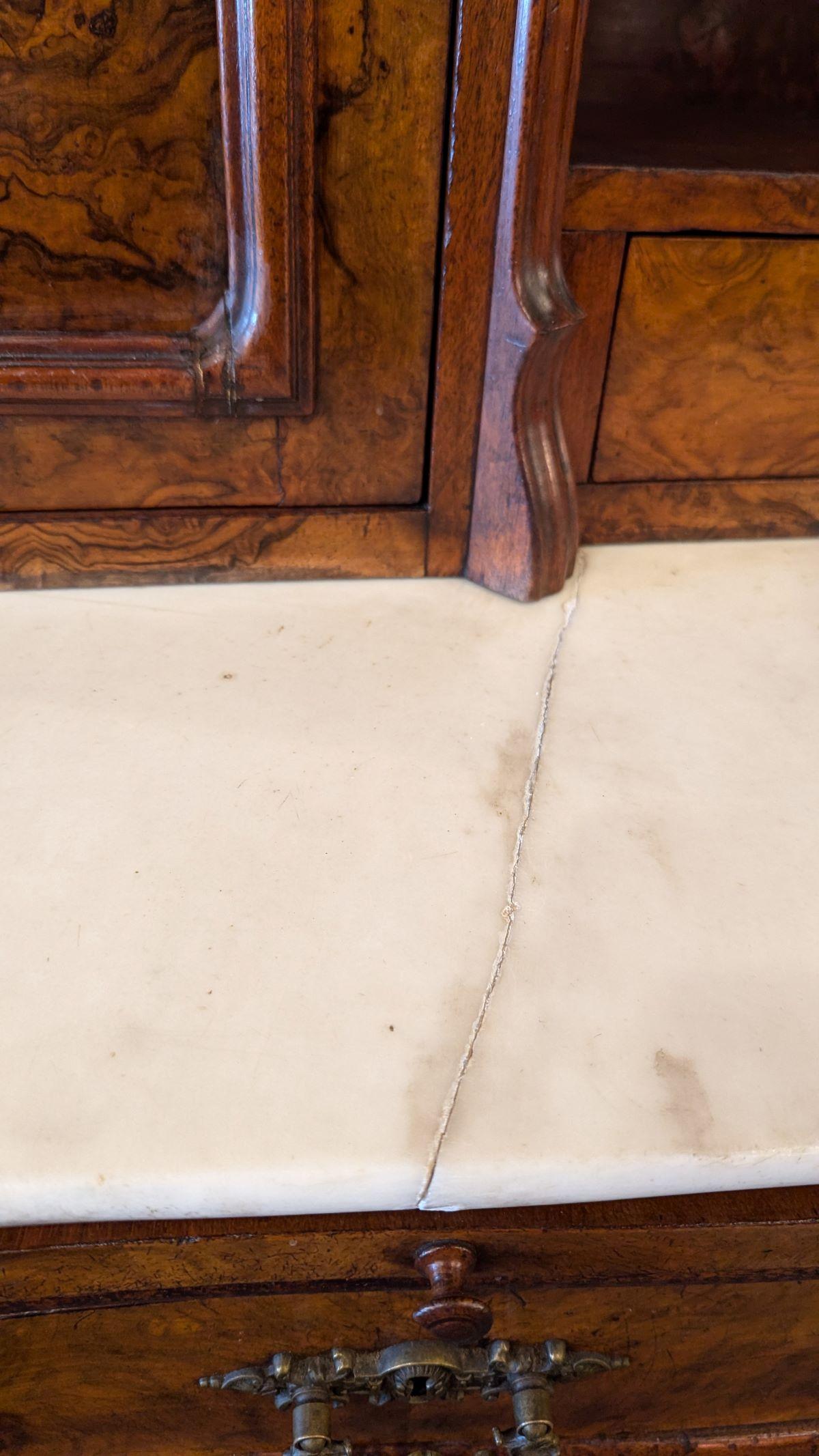Credenza in legno di radica del primo Ottocento vittoriano Server in vendita 2