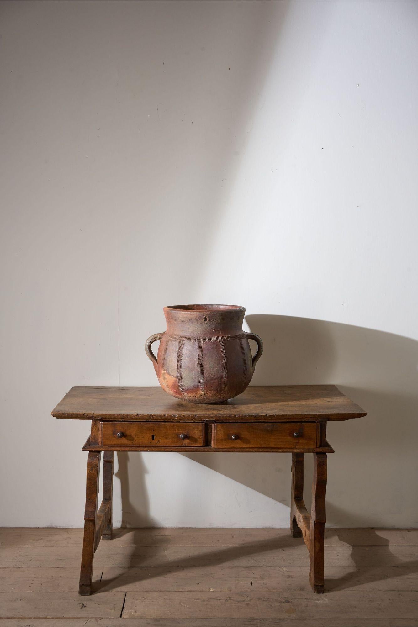Si tratta di un vaso ponne francese del XIX secolo estremamente decorativo e di alta qualità. Il colore rosso porpora intenso è straordinario e si adatta bene a diversi ambienti interni o esterni. Le condizioni generali sono molto pulite e la patina