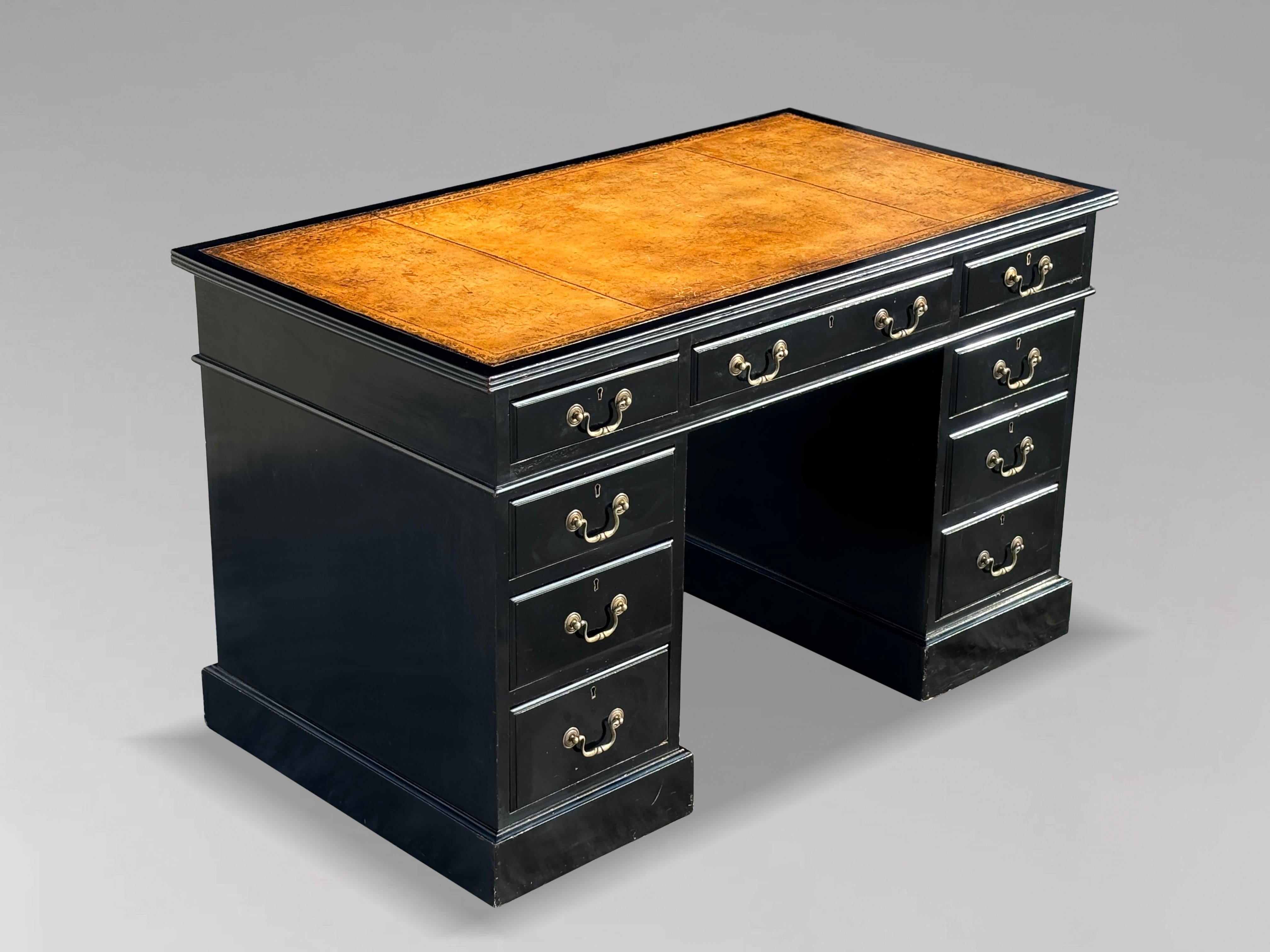 Ce petit bureau à piédestal en acajou ébonisé du XIXe siècle est un délicieux mélange de praticité et d'élégance. La richesse de sa couleur et de sa patine, combinée à l'exquis cuir orange doré estampé, crée une pièce vraiment captivante.
Le bureau