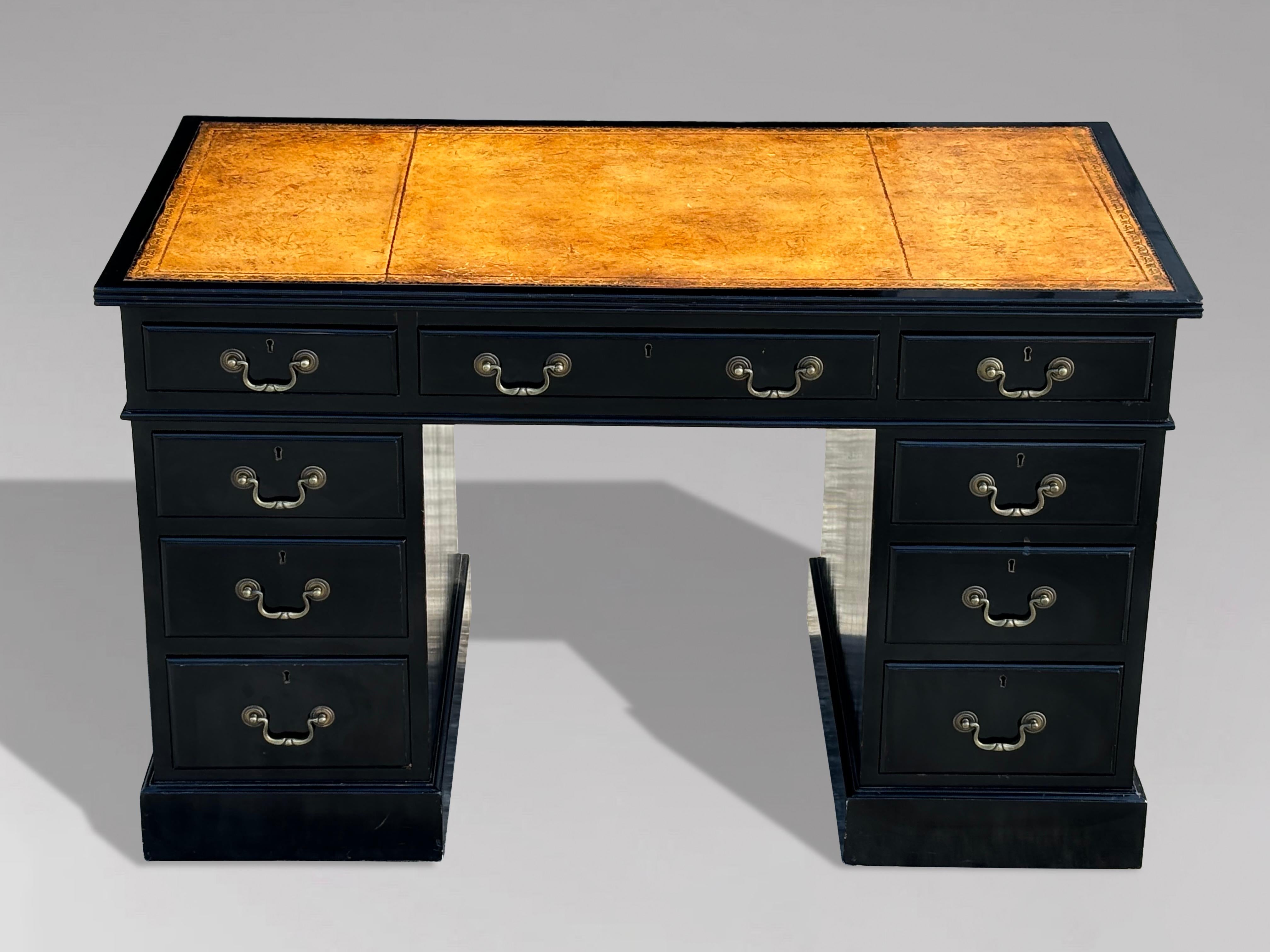 George III Bureau à piédestal ébonisé du début du 19e siècle en vente
