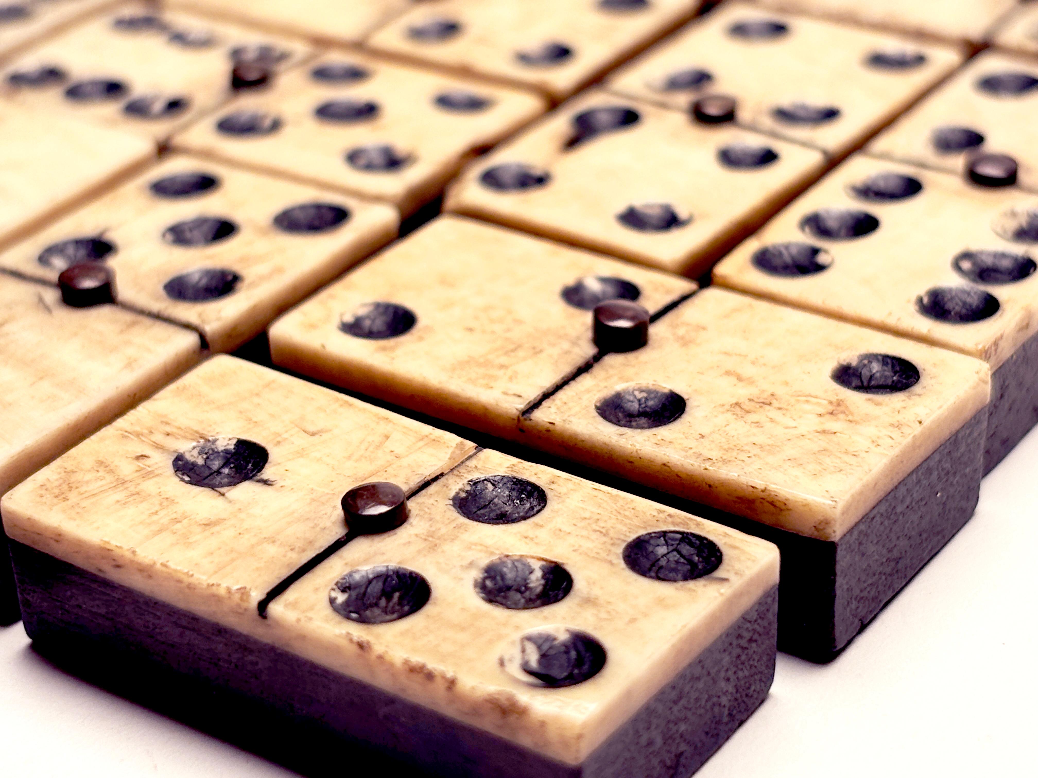 Set di domino in ebano e avorio dell'inizio del XIX secolo in scatola in vendita 3