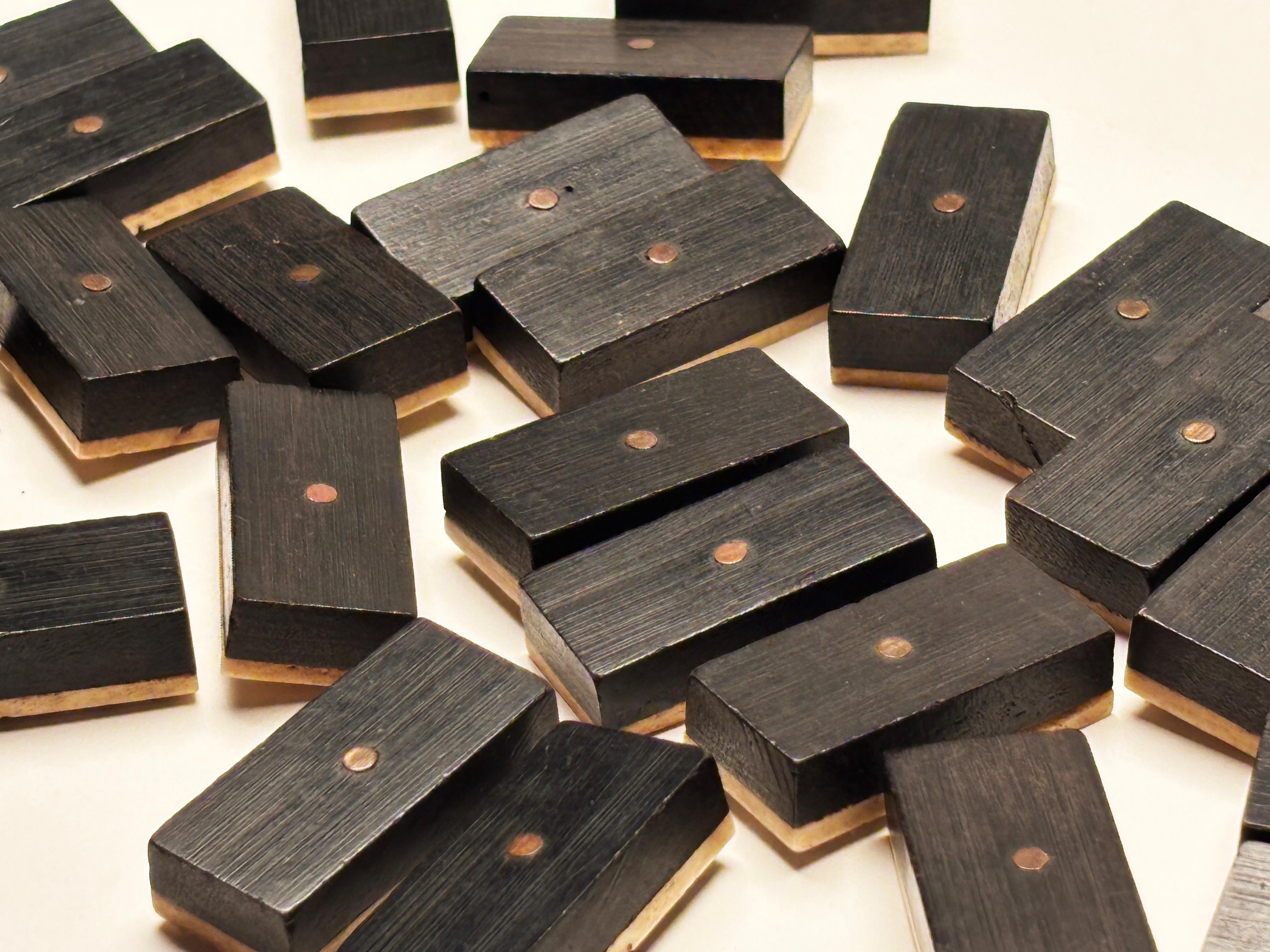 Set di domino in ebano e avorio dell'inizio del XIX secolo in scatola in vendita 5