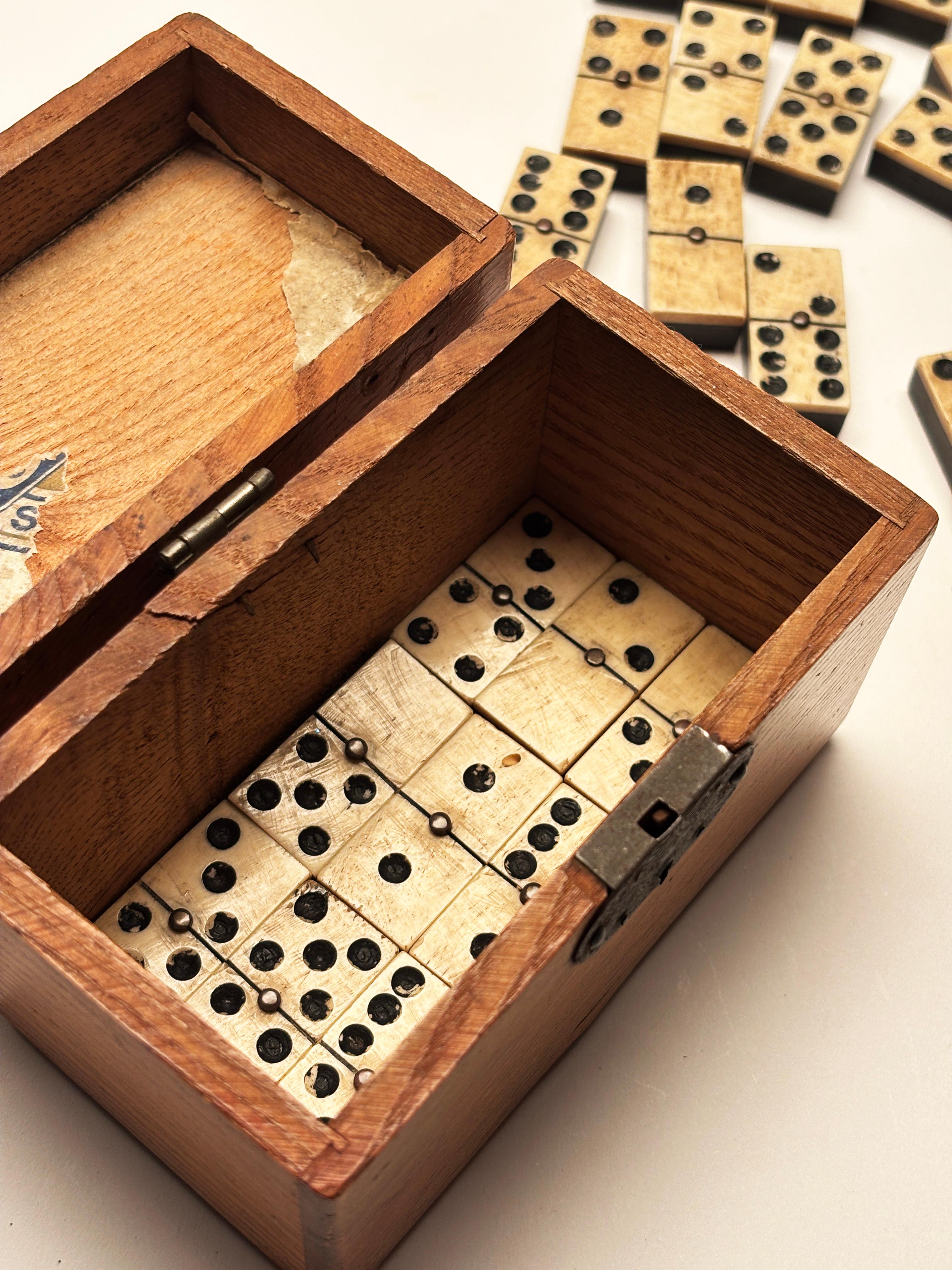 Set di domino in ebano e avorio dell'inizio del XIX secolo in scatola in vendita 6