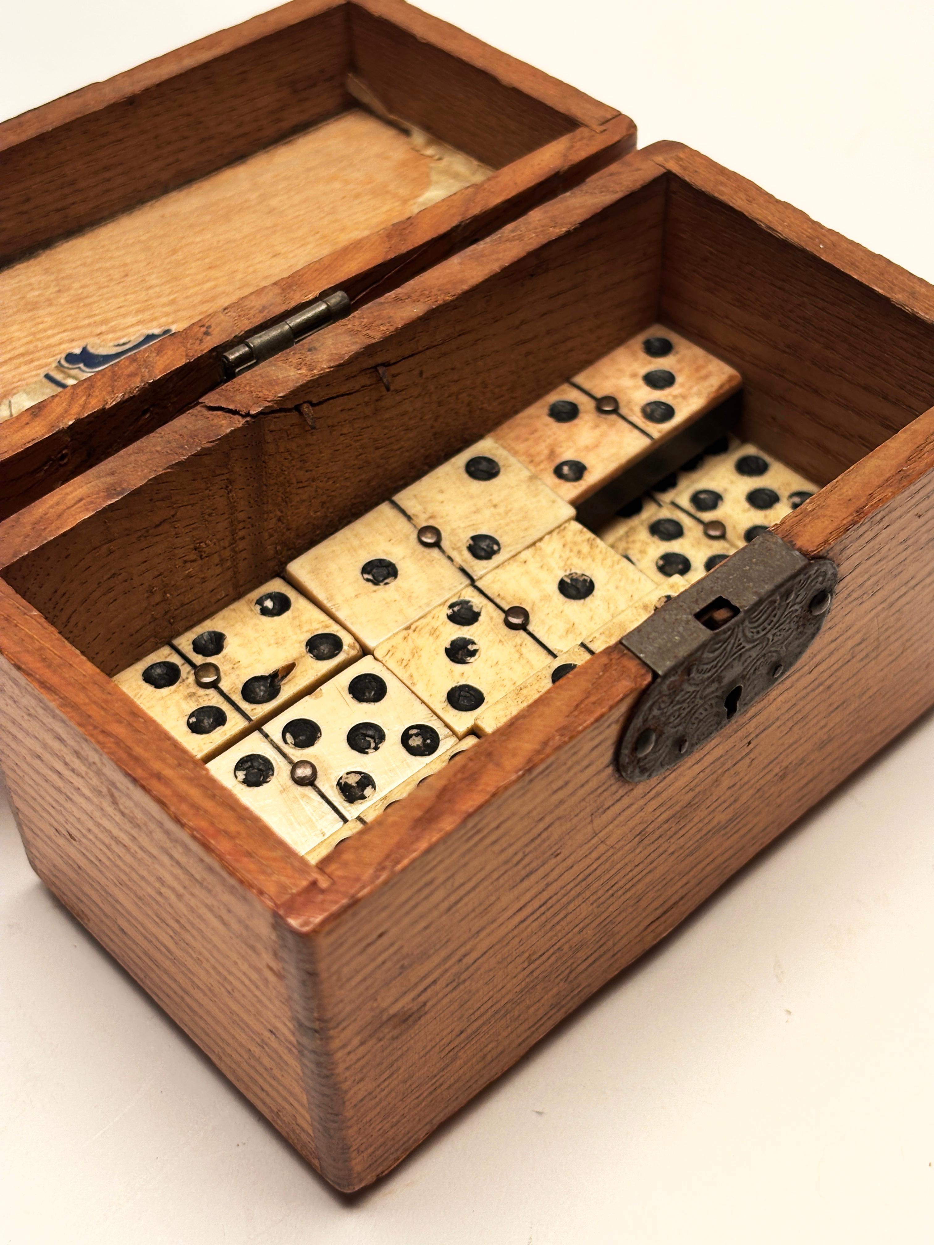 Set di domino in ebano e avorio dell'inizio del XIX secolo in scatola in vendita 7