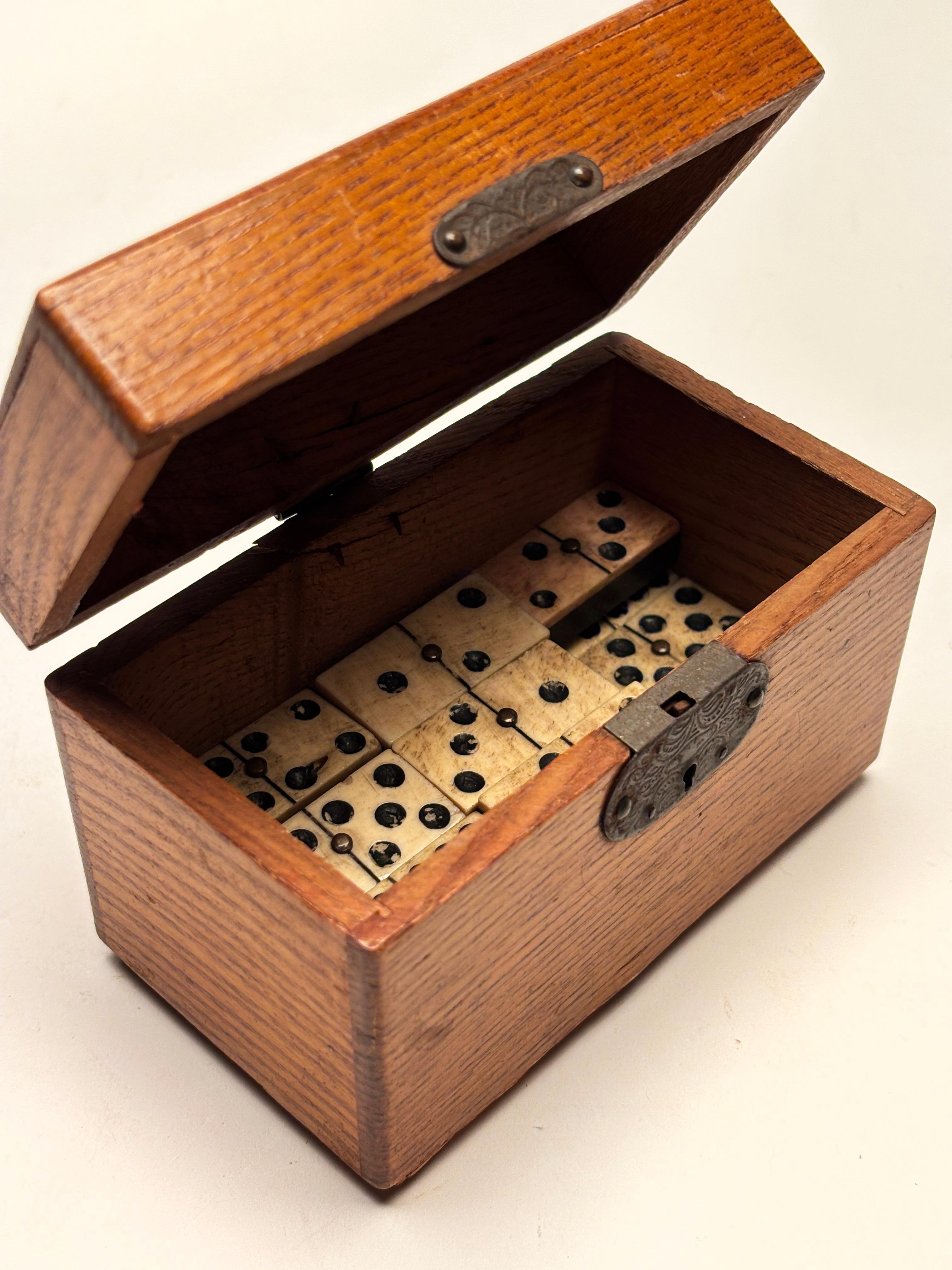 Set di domino in ebano e avorio dell'inizio del XIX secolo in scatola in vendita 8