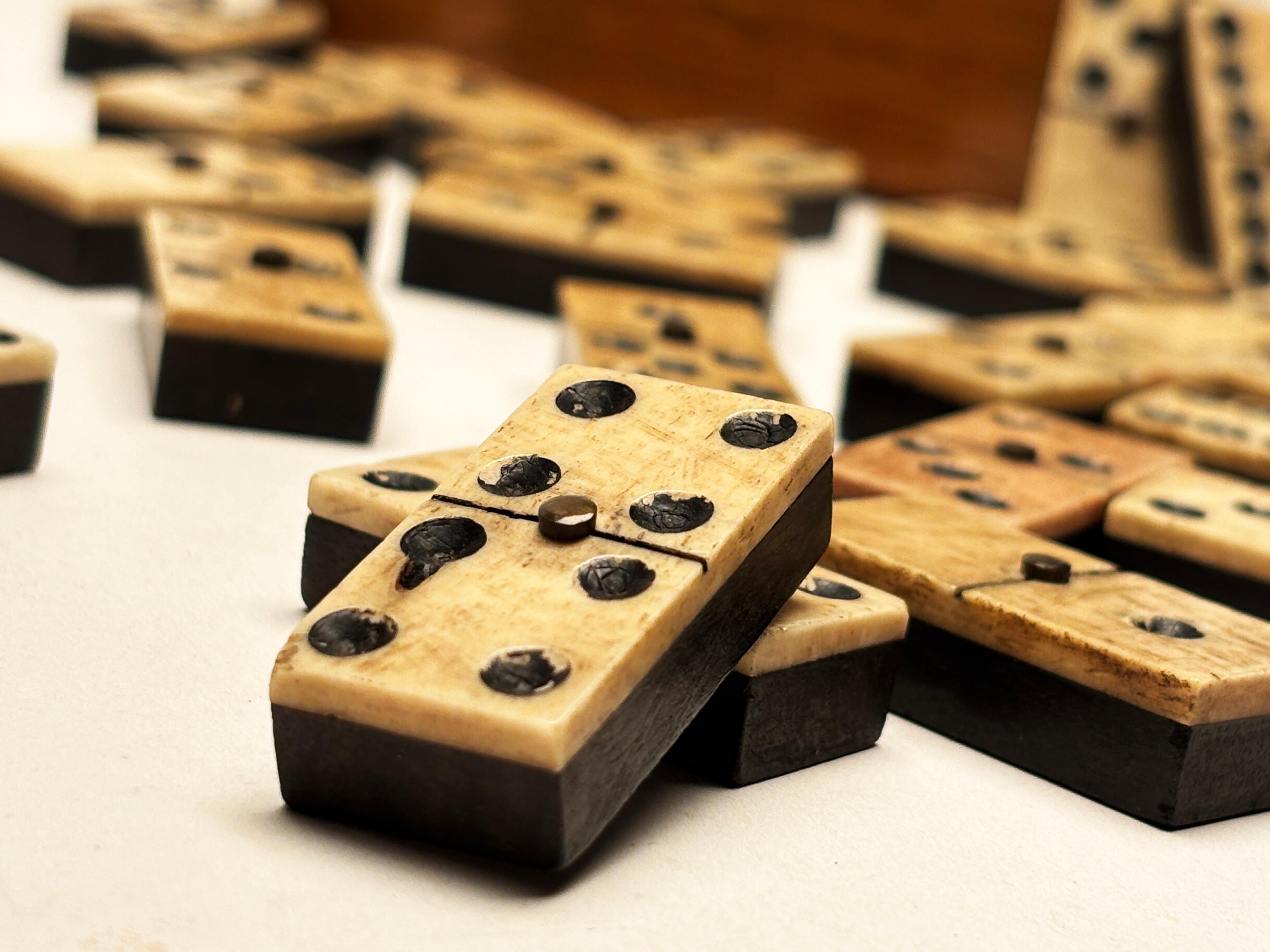 Primo vittoriano Set di domino in ebano e avorio dell'inizio del XIX secolo in scatola in vendita