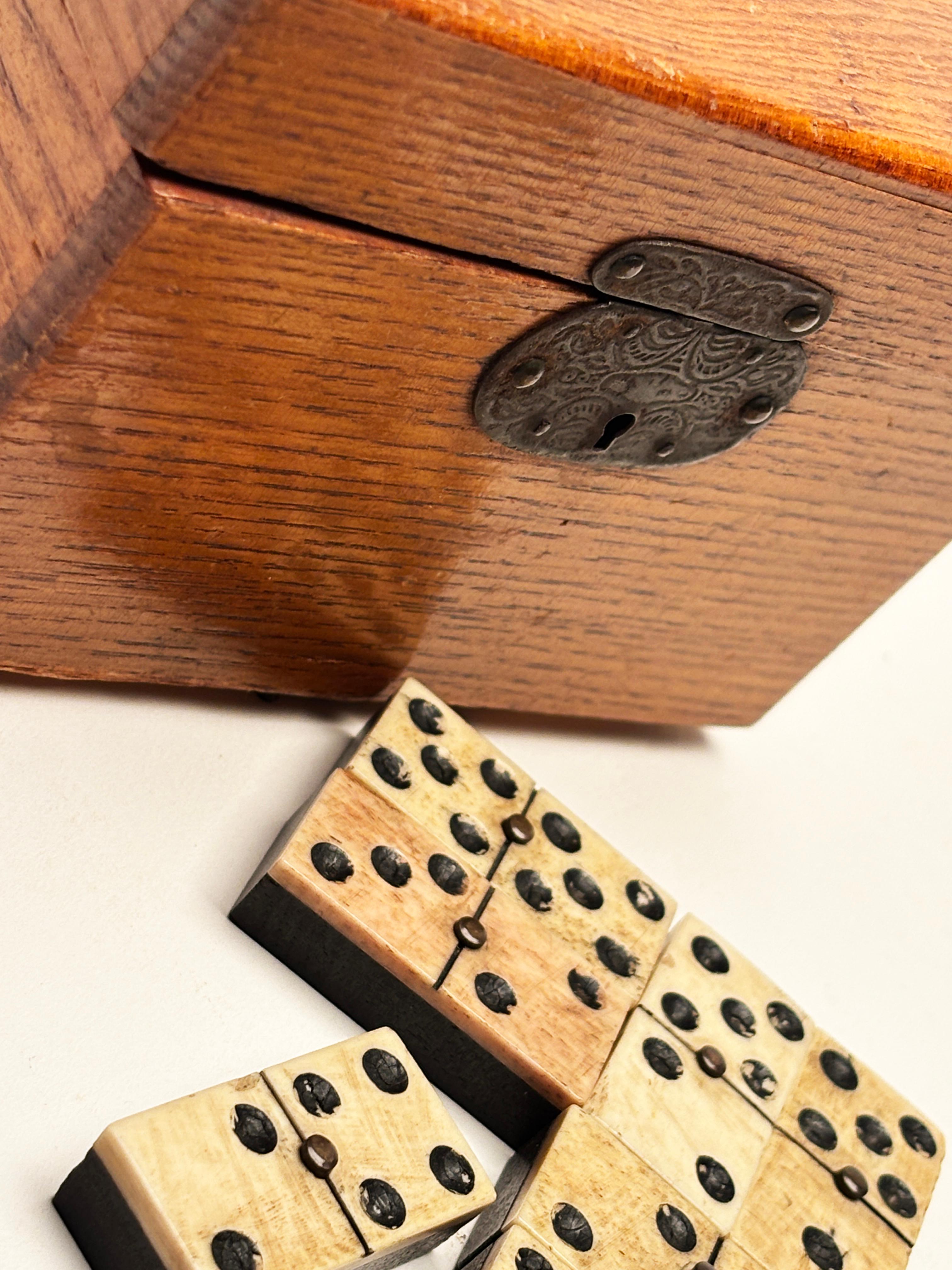 Sconosciuto Set di domino in ebano e avorio dell'inizio del XIX secolo in scatola in vendita