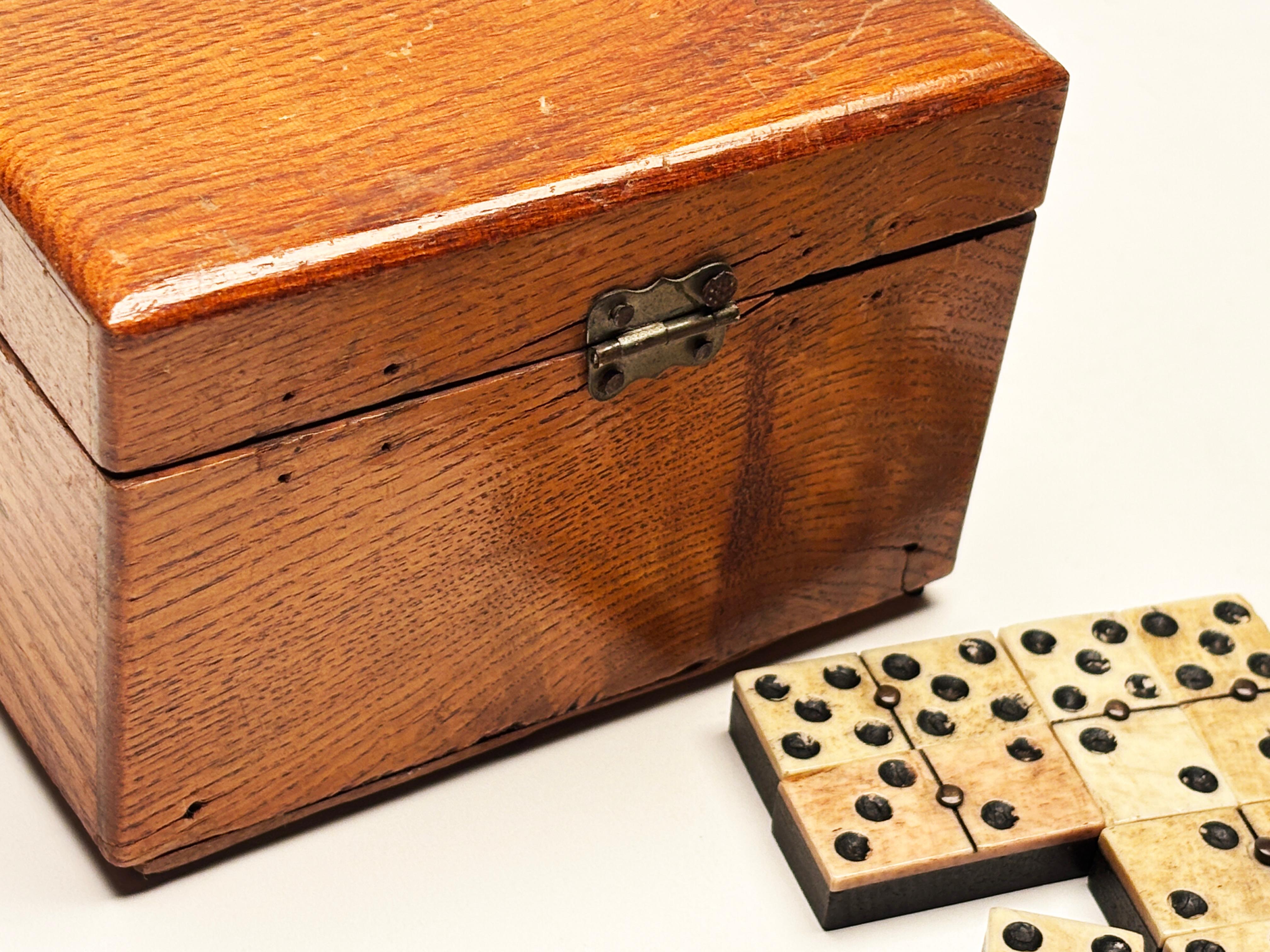 Intagliato a mano Set di domino in ebano e avorio dell'inizio del XIX secolo in scatola in vendita