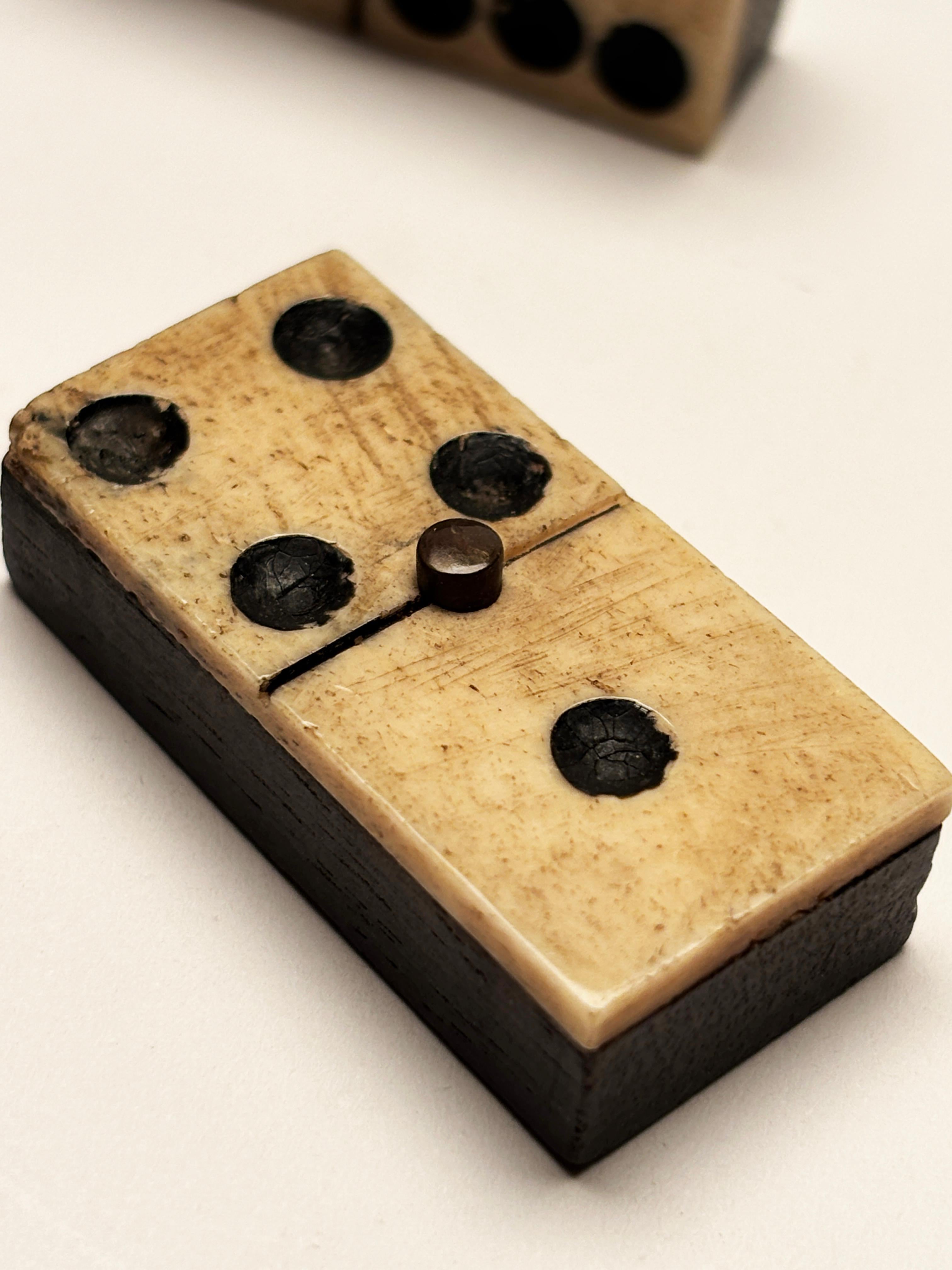 Ottone Set di domino in ebano e avorio dell'inizio del XIX secolo in scatola in vendita