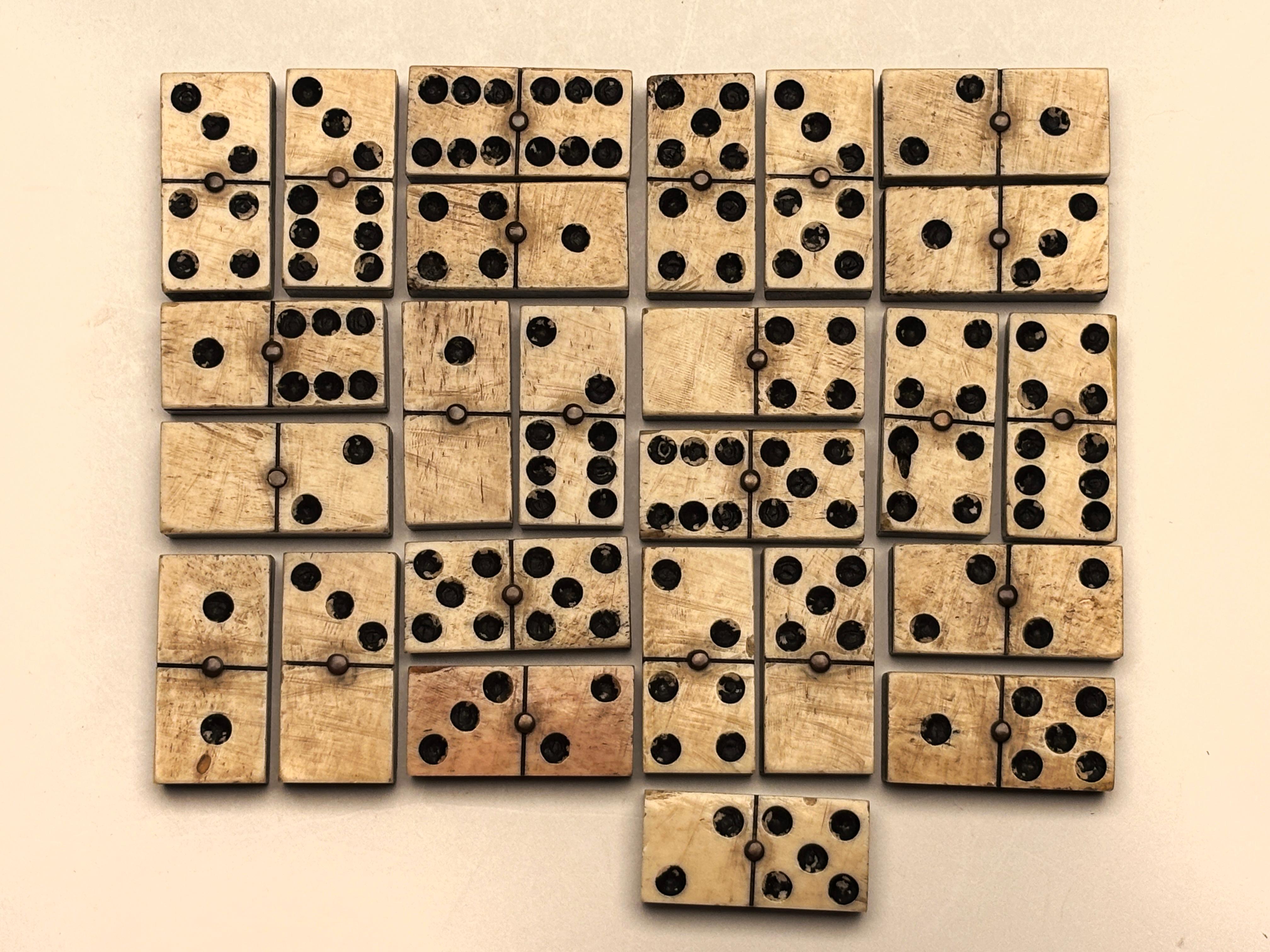 Set di domino in ebano e avorio dell'inizio del XIX secolo in scatola in vendita 2