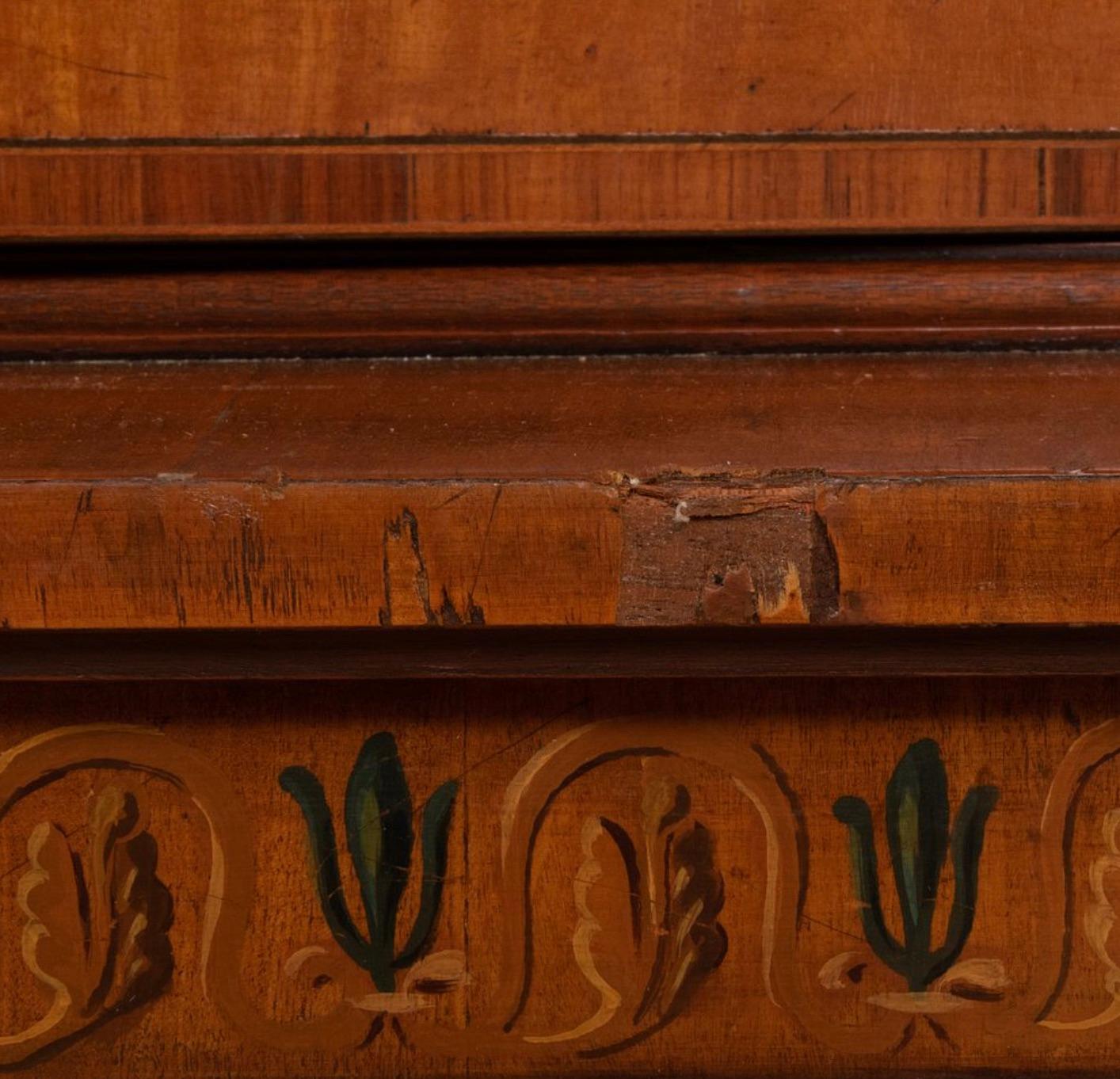 Frühes 19. Jahrhundert Edwardianische Intarsienarbeit /  Gemaltes Satinholz-Bücherregal im Zustand „Gut“ im Angebot in Tarry Town, NY