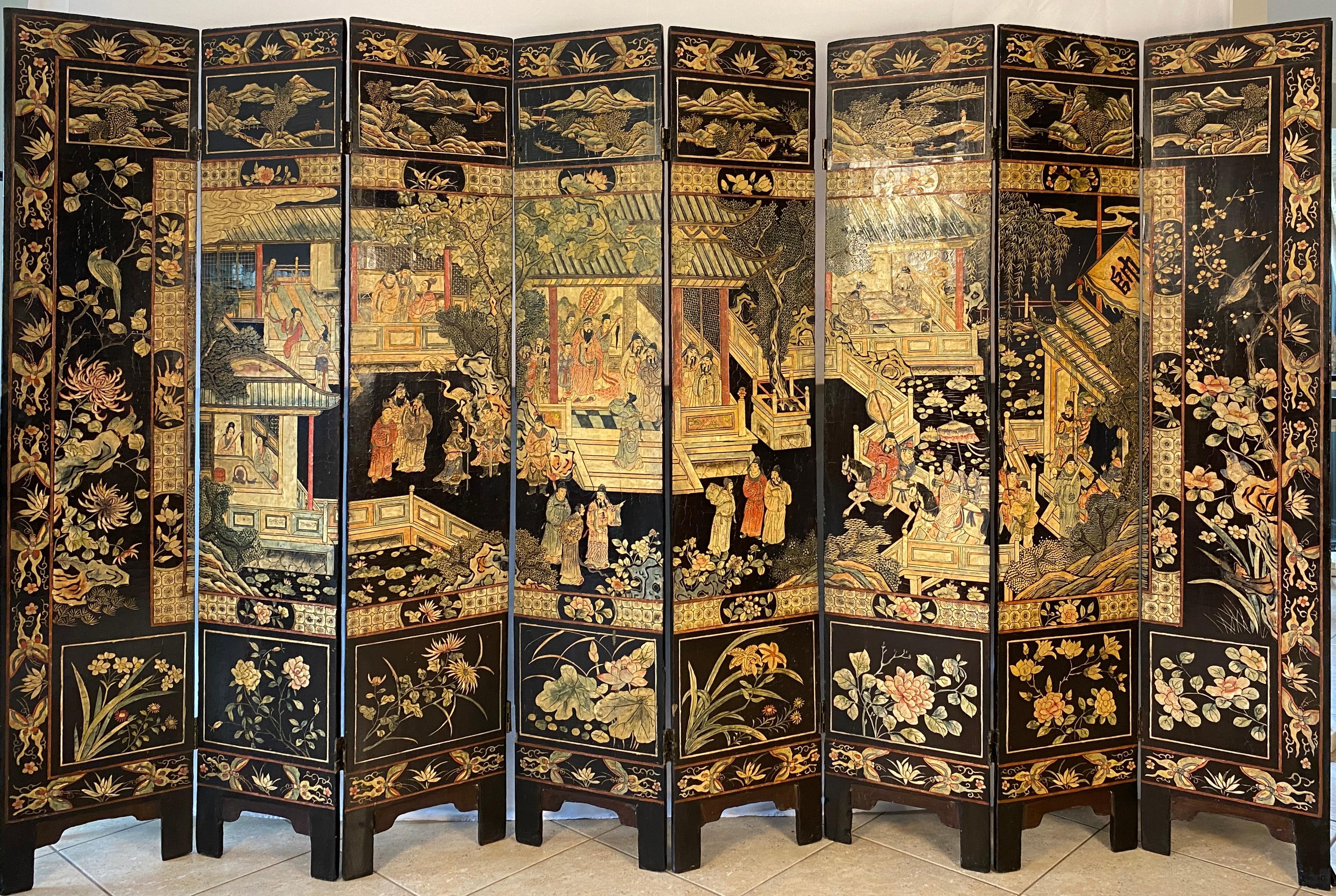 Mit diesem fesselnden achtteiligen Coromandel-Bildschirm, einem seltenen und exquisiten Beispiel für die chinesische Handwerkskunst des frühen 19. Jahrhunderts, machen Sie eine Reise in die Vergangenheit.  Die beidseitig verzierten Tafeln entfalten