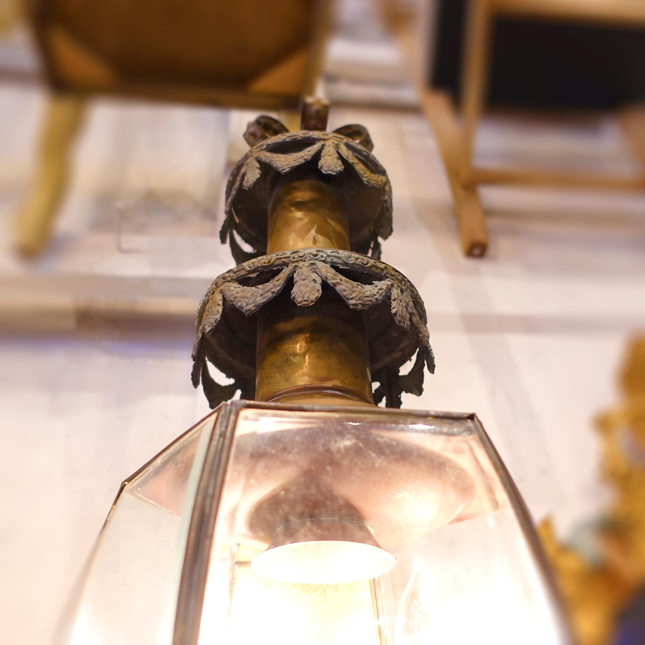 Farol de carro funerario electrificado de principios del siglo XIX

Anónimo
Probablemente Inglaterra o América; siglo XIX
Latón, cobre

Tamaño aproximado: 38 (alto) x 9 (ancho) x 15 (profundidad) pulg.

Esta singular luminaria es un complemento