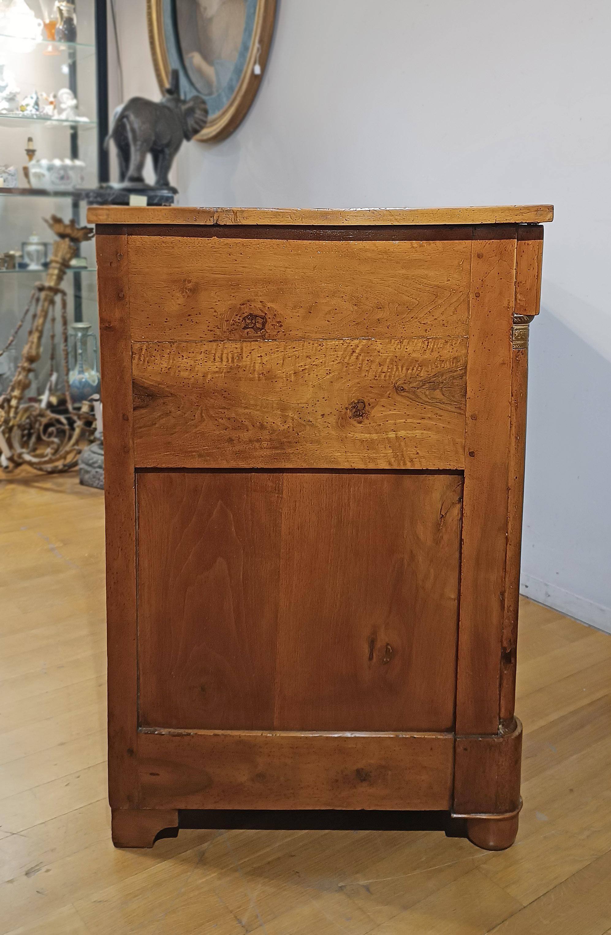 EARLY 19th CENTURY EMPIRE BLOND WALNUT SIDEBOARD in vendita 4