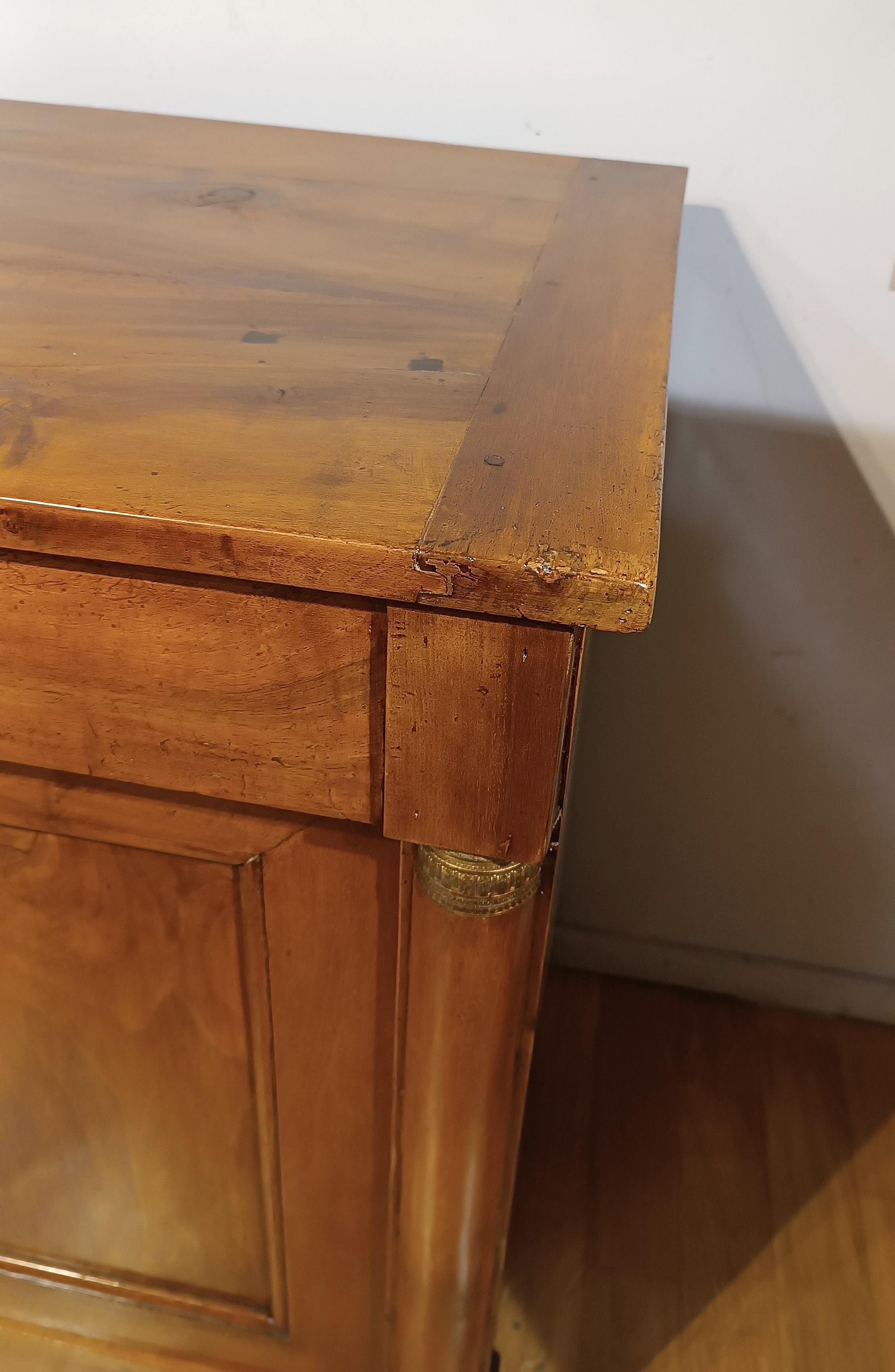 EARLY 19th CENTURY EMPIRE BLOND WALNUT SIDEBOARD in vendita 5