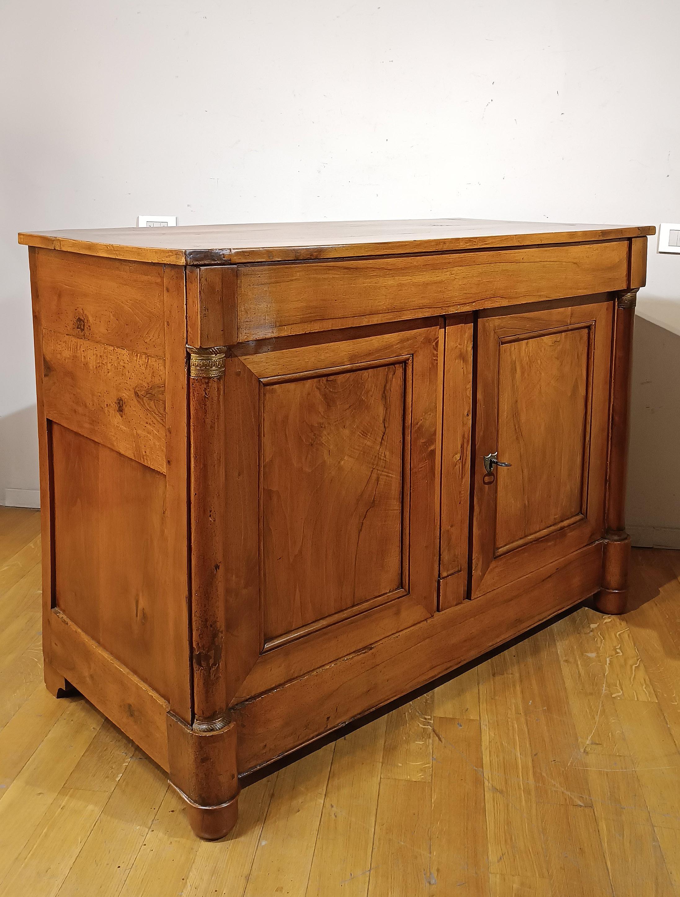 Stile impero EARLY 19th CENTURY EMPIRE BLOND WALNUT SIDEBOARD in vendita