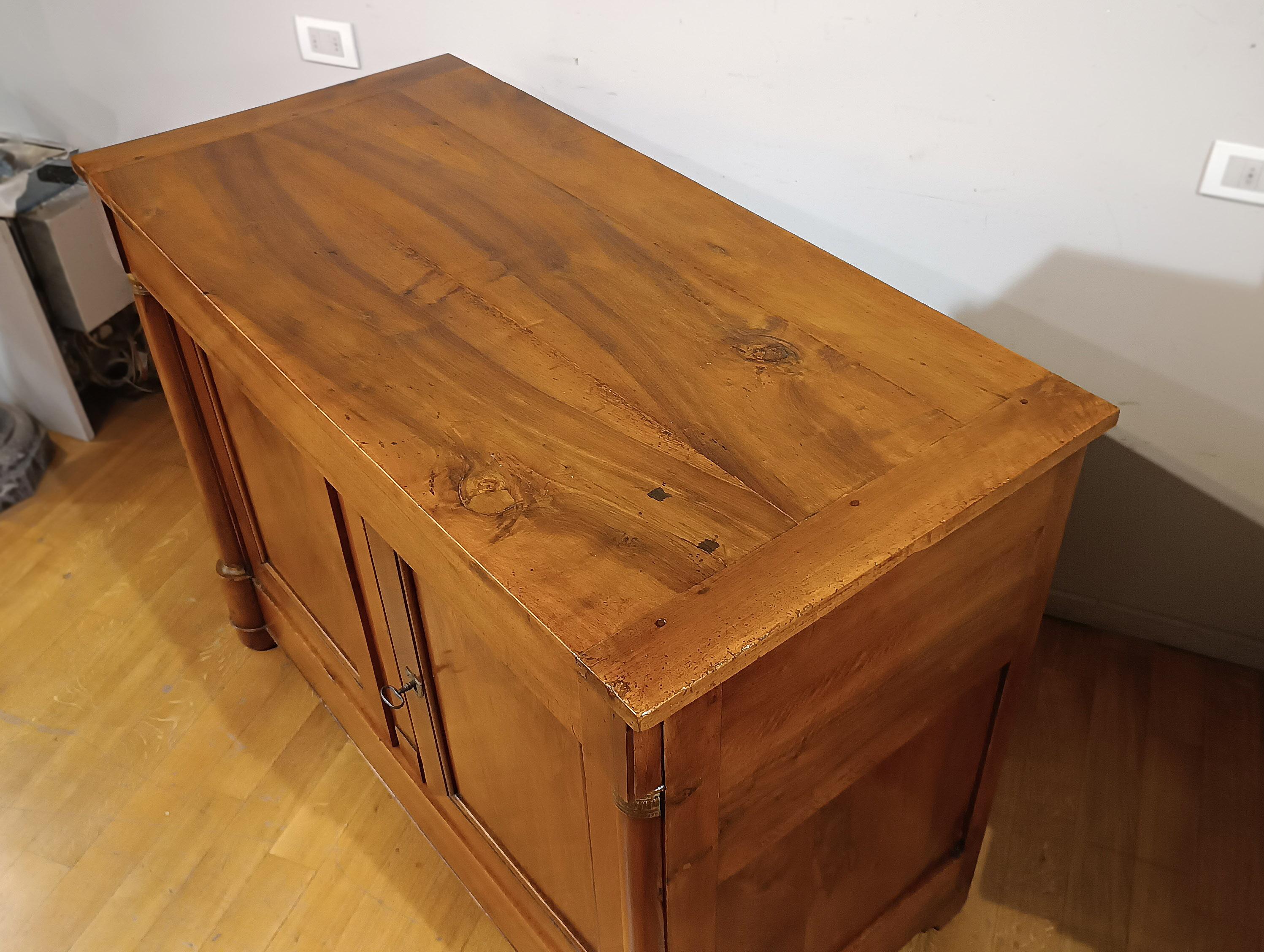 Intagliato a mano EARLY 19th CENTURY EMPIRE BLOND WALNUT SIDEBOARD in vendita