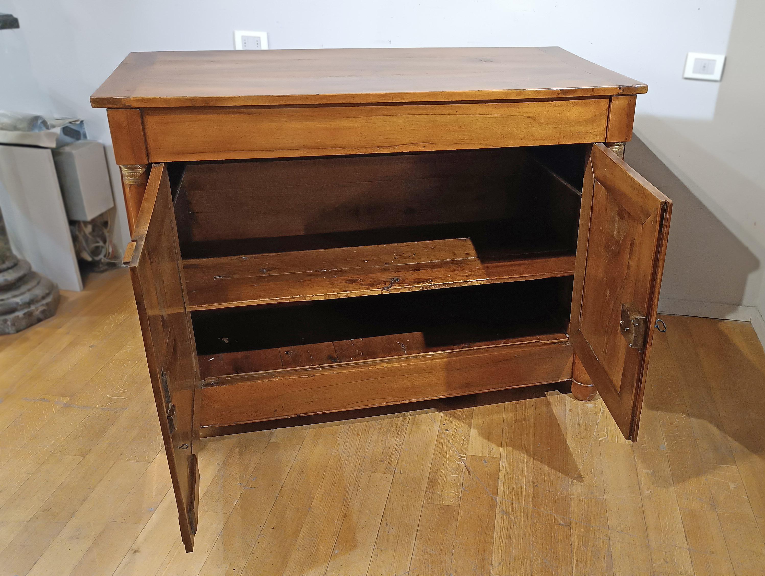 EARLY 19th CENTURY EMPIRE BLOND WALNUT SIDEBOARD In condizioni buone in vendita a Firenze, FI