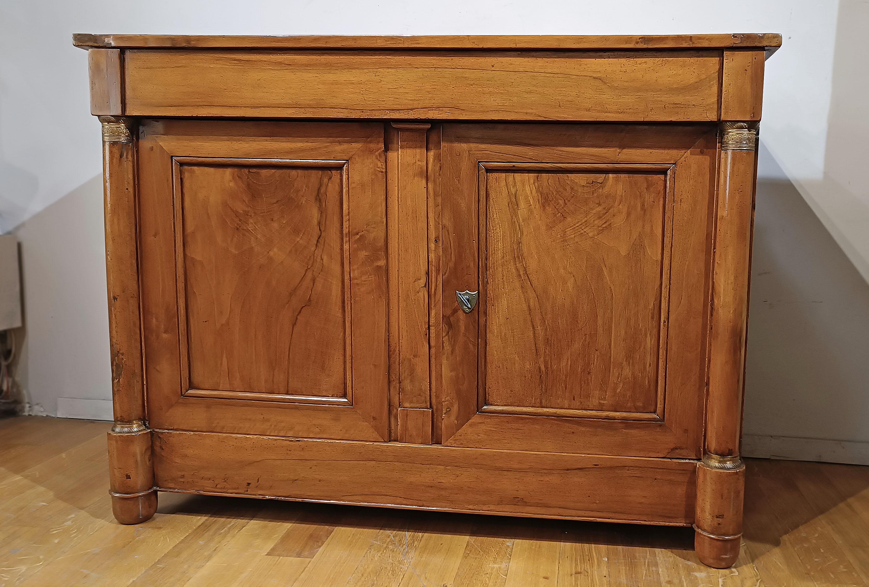 19th Century EARLY 19th CENTURY EMPIRE BLOND WALNUT SIDEBOARD in vendita