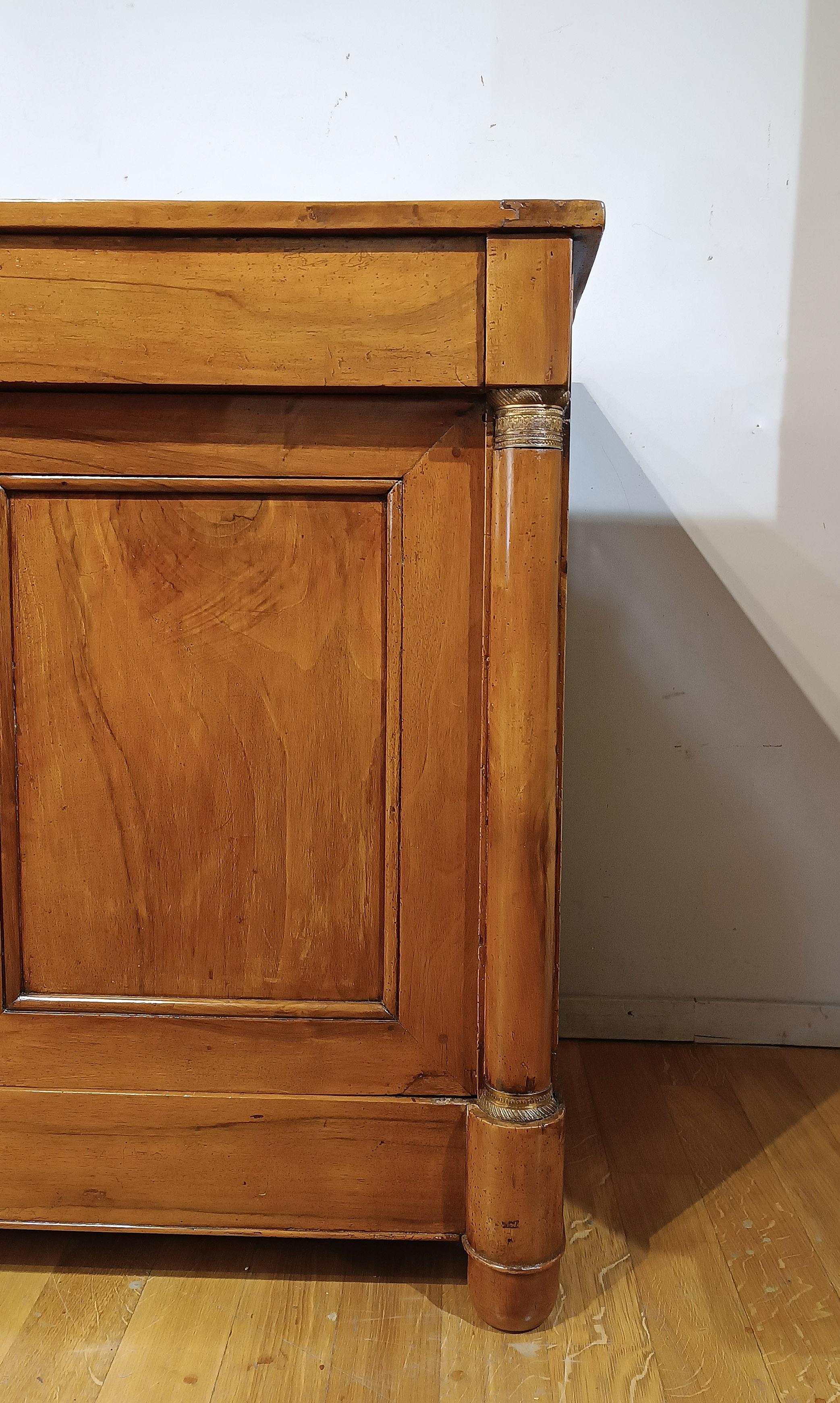 Bronzo EARLY 19th CENTURY EMPIRE BLOND WALNUT SIDEBOARD in vendita