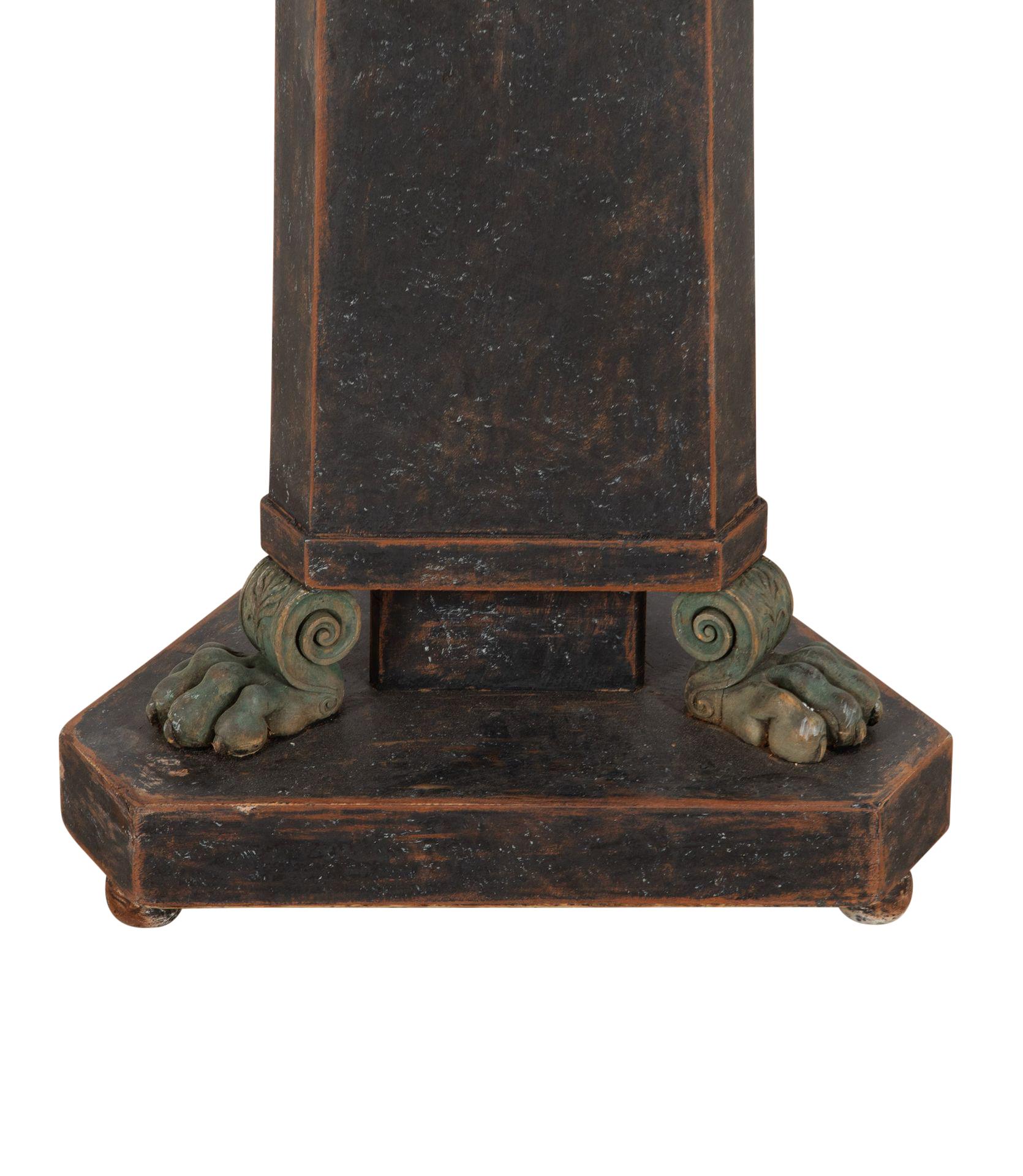 Mesa de centro Imperio Sueco de principios del siglo XIX.
Con parte superior circular y base triangular decorativa, que se estrecha hasta las patas de león. Repintado en negro suave.
Alrededor de 1820.