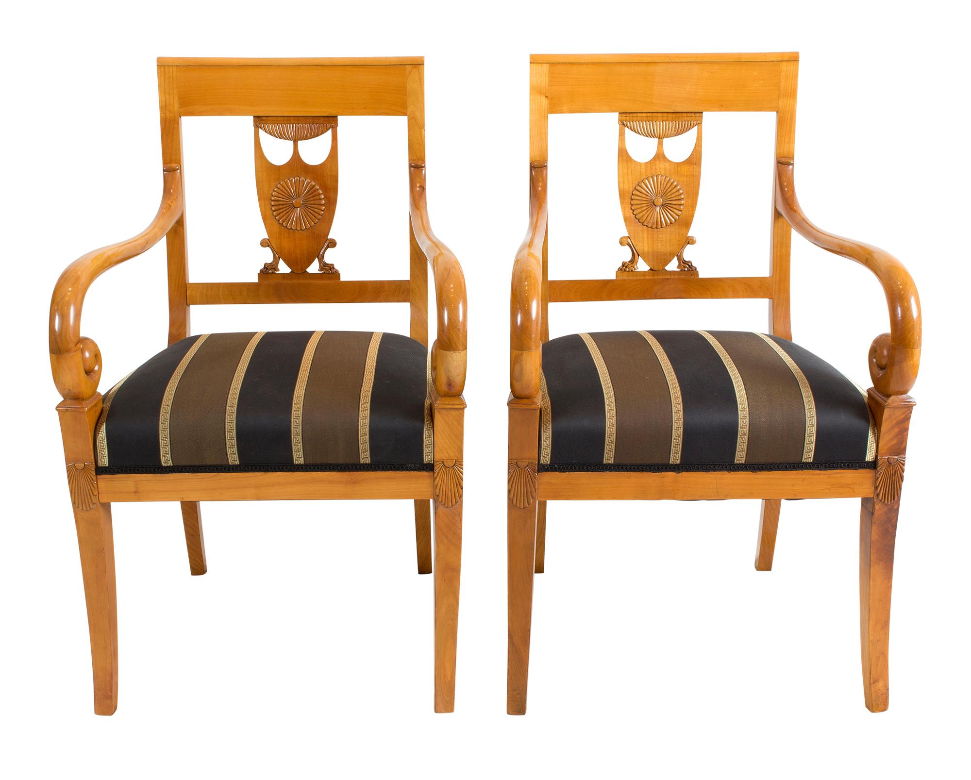 Schöne einzigartige Sitzgruppe bestehend aus 2 Sesseln und 6 Stühlen. Die Gruppe stammt aus der Zeit des Empire zu Beginn des 19. Jahrhunderts (ca. 1800-1810). Alle Stühle sind aus massivem Kirschholz gefertigt. Die Gruppe befindet sich in einem