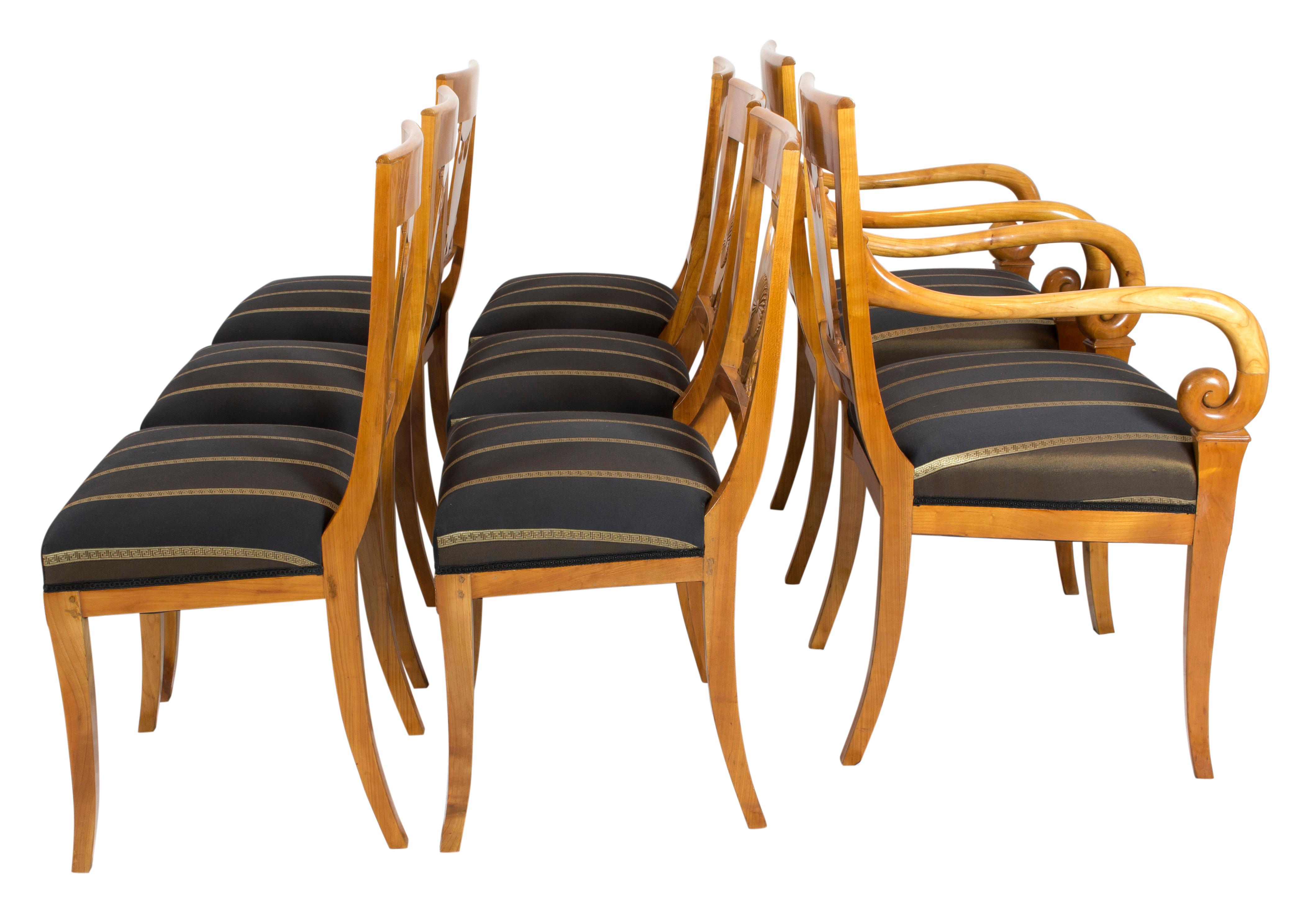 Frühes 19. Jahrhundert:: Empire-Sitzgruppe aus Kirschholz:: 2 Sessel und 6 Stühle (Deutsch) im Angebot