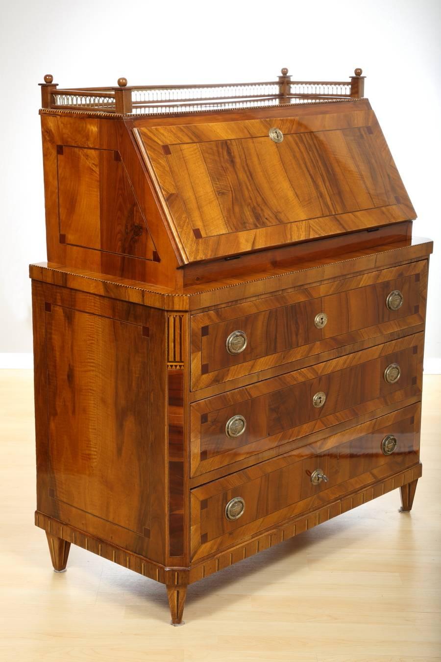 Early 19th Century Empire Fall-Front Secretaire in Walnut, circa 1810 For Sale 6