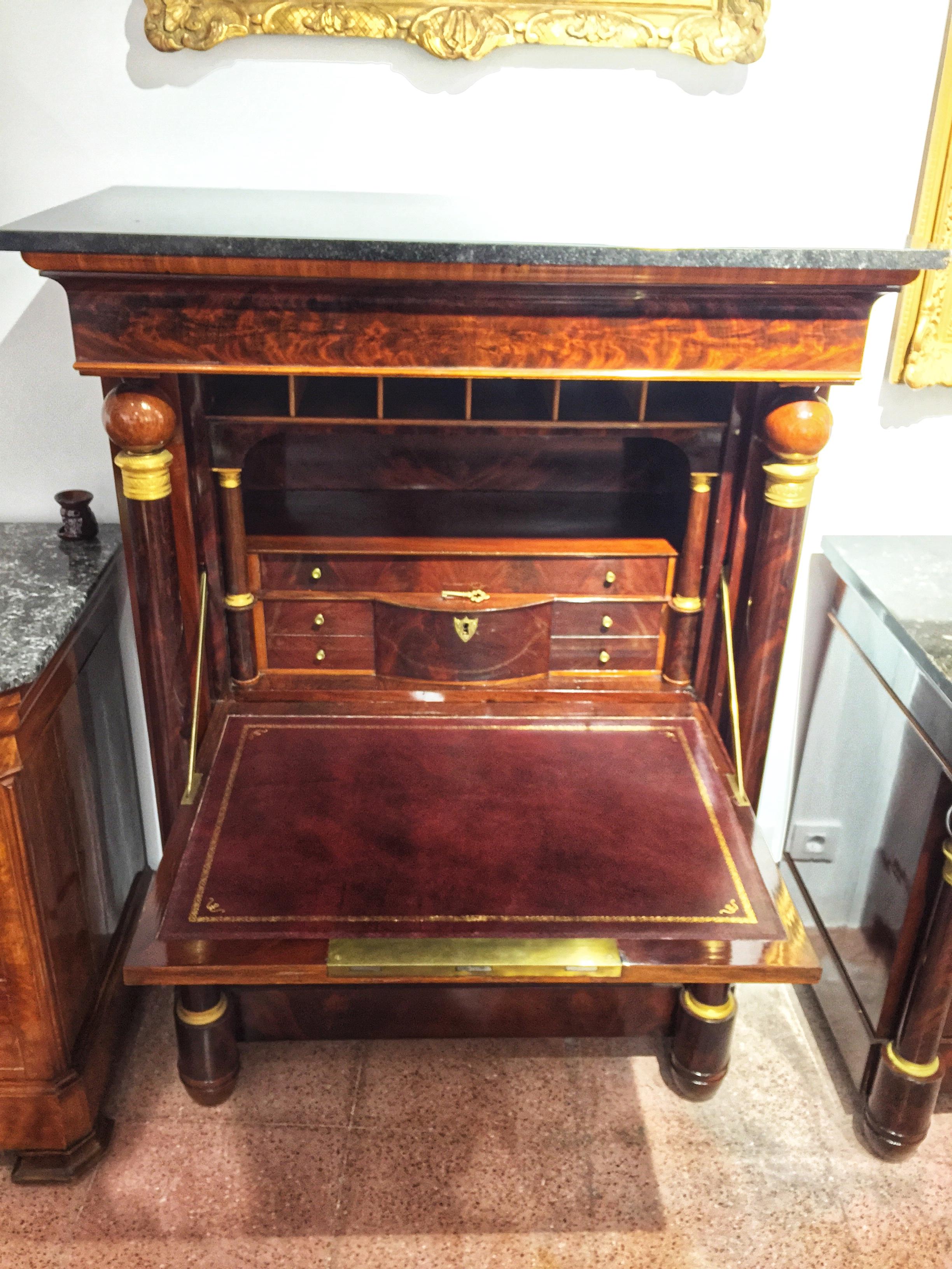 Early 19th Century Empire Flame Mahogany and Black Marble Secretaire  For Sale 7