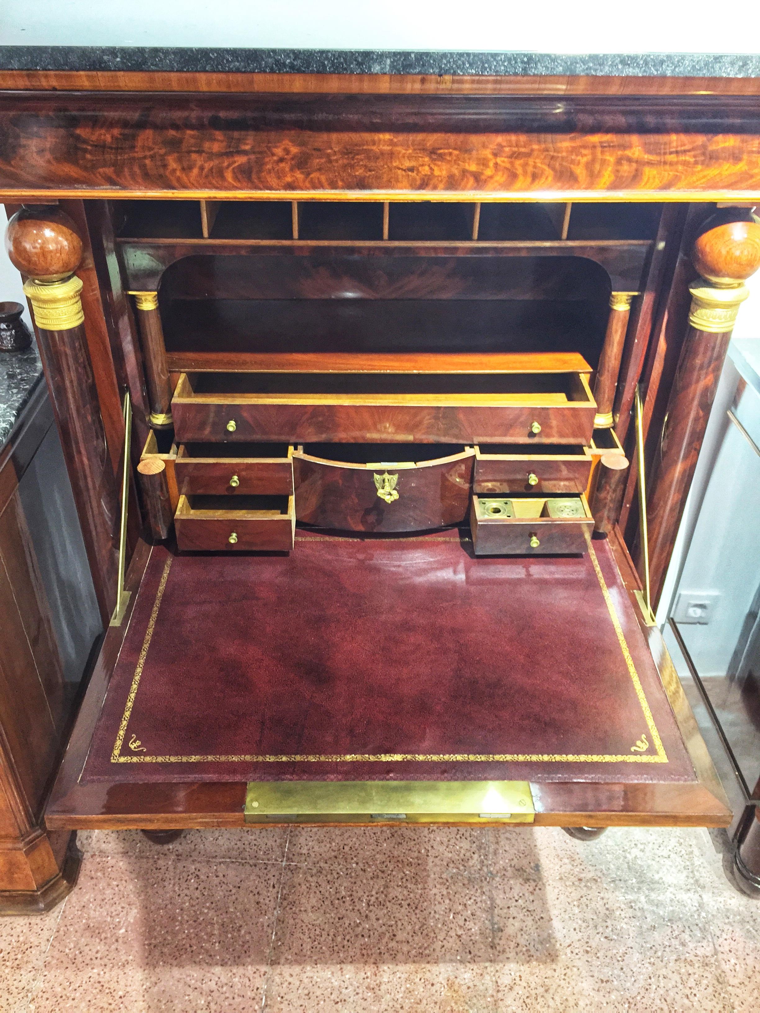 Early 19th Century Empire Flame Mahogany and Black Marble Secretaire  im Angebot 7