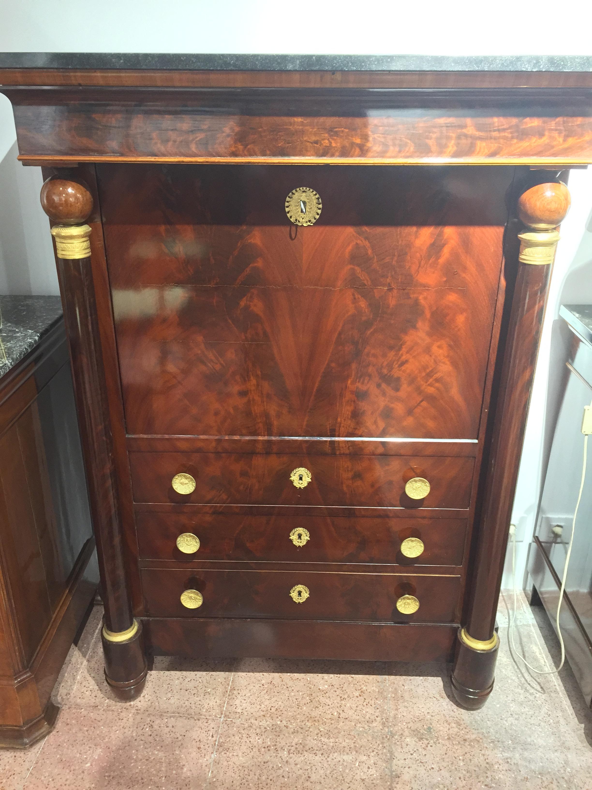 Early 19th Century Empire Flame Mahogany and Black Marble Secretaire  (Bronze) im Angebot