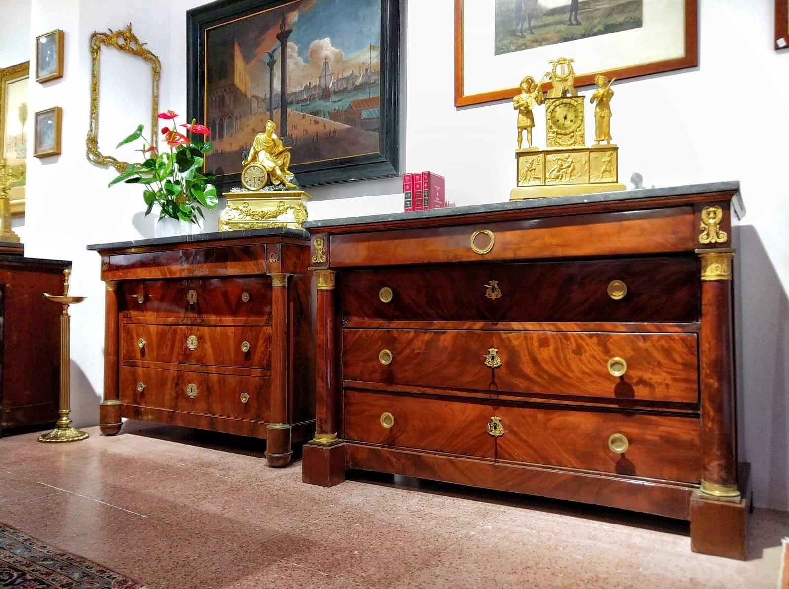 French Empire commode, early 19th century. Flame mahogany, marble, bronze details, with three working keys and four drawers.

Empire dresser with a great personality, wider and less deep than normal. Adorned with bronze details and knobs, with a