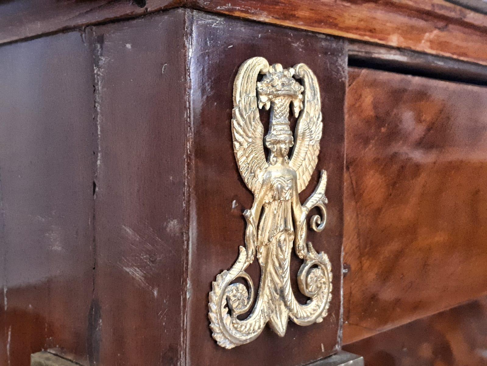 Early 19th Century Empire Flame Mahogany and Marble Chest of Drawer  For Sale 1