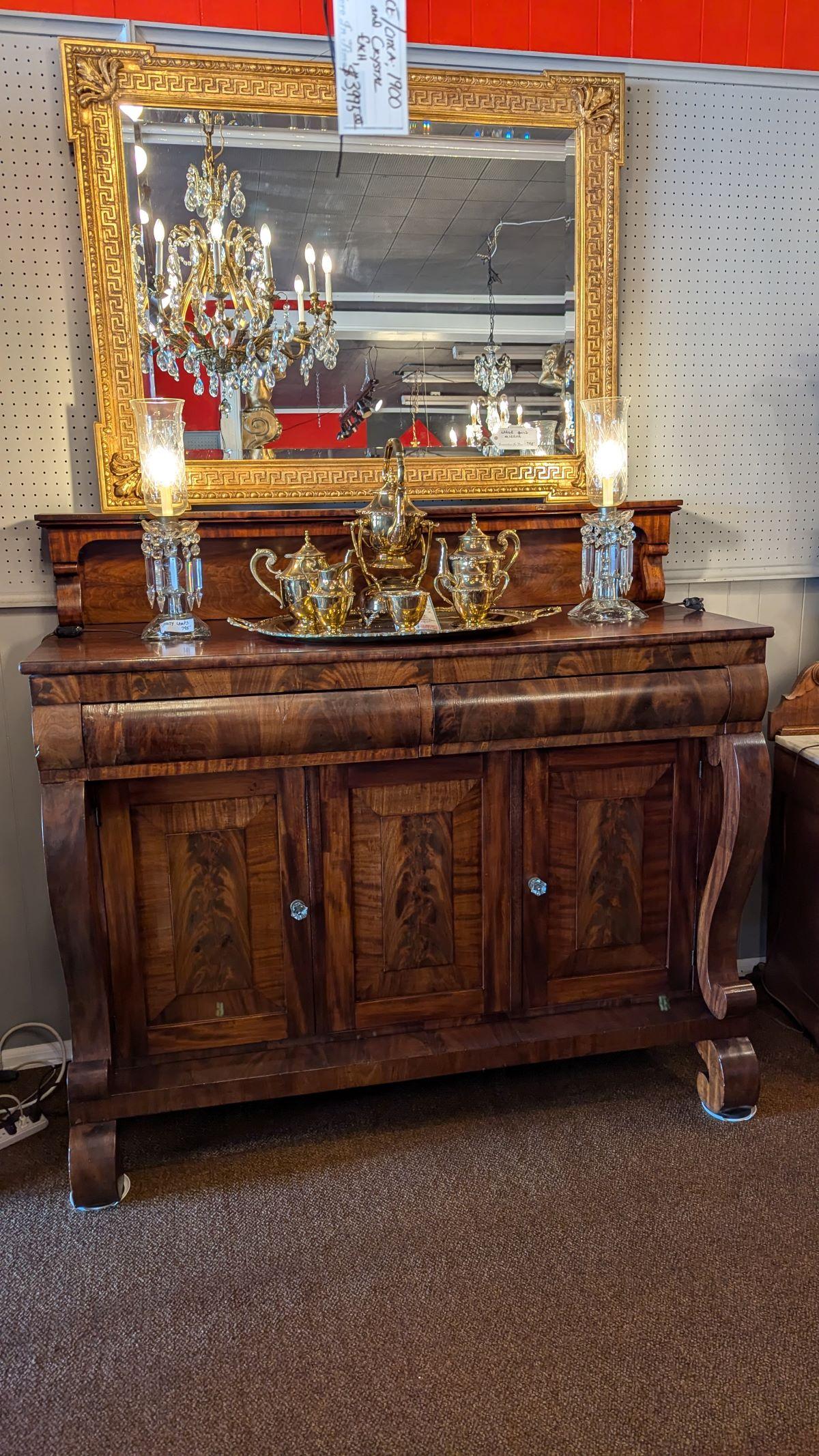 Maestosa credenza in mogano a fiamma Impero di grandi dimensioni, le venature a fiamma sono incredibilmente belle.   Base a due ante con ripiano interno completo, sormontata da due cassetti arrotolati, ampia cucina con schienale originale a volute