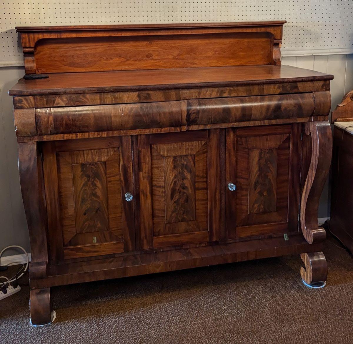 Stile impero Credenza in mogano a fiamma impero dell'inizio del XIX secolo in vendita