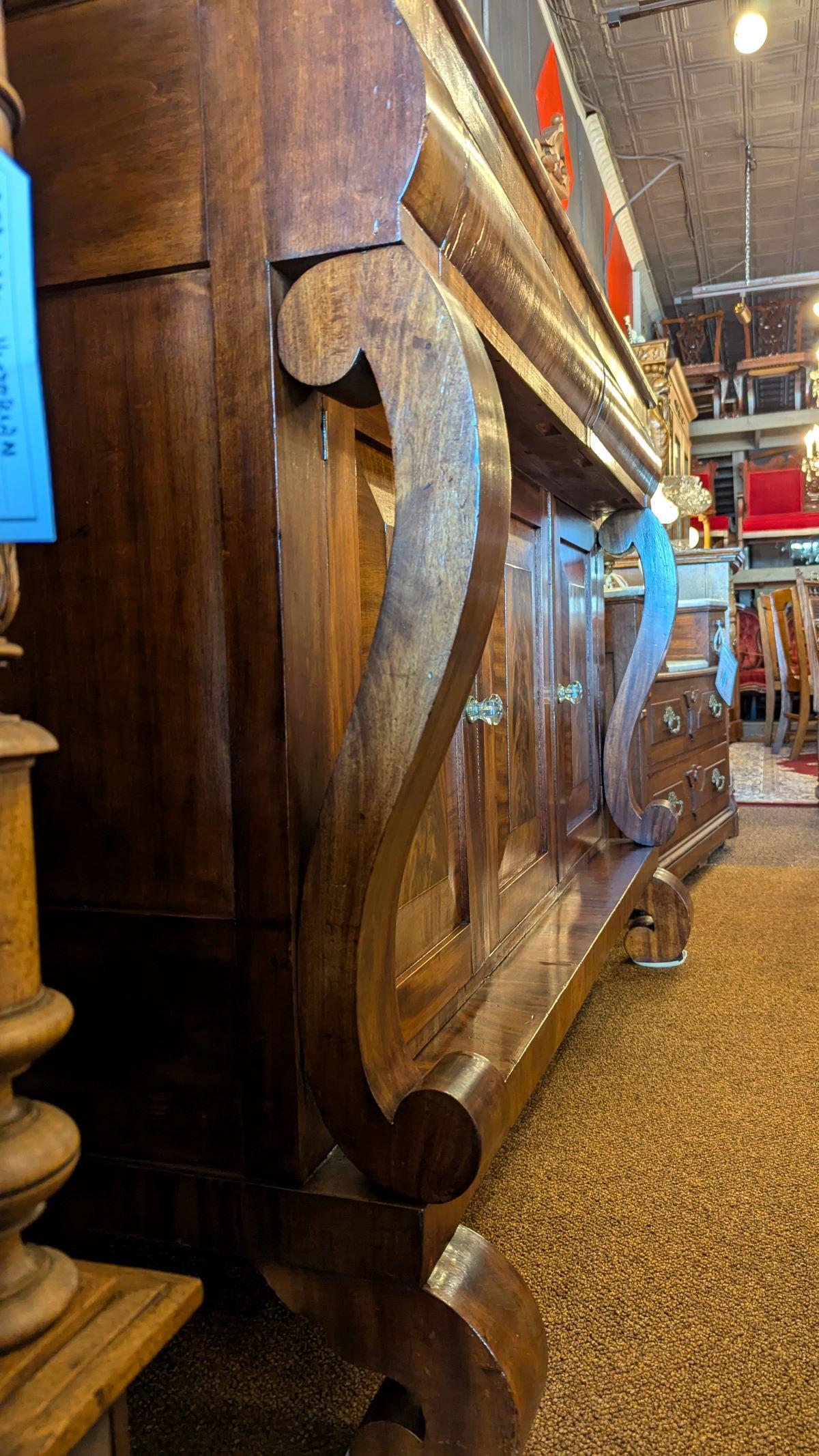 Americano Credenza in mogano a fiamma impero dell'inizio del XIX secolo in vendita