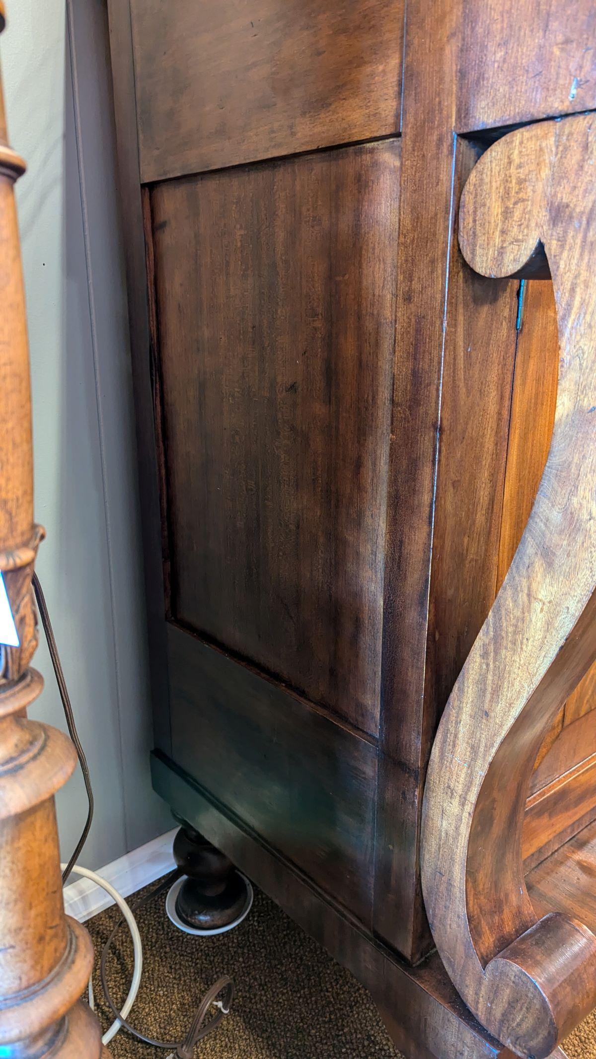 Credenza in mogano a fiamma impero dell'inizio del XIX secolo In condizioni buone in vendita a Pueblo, CO