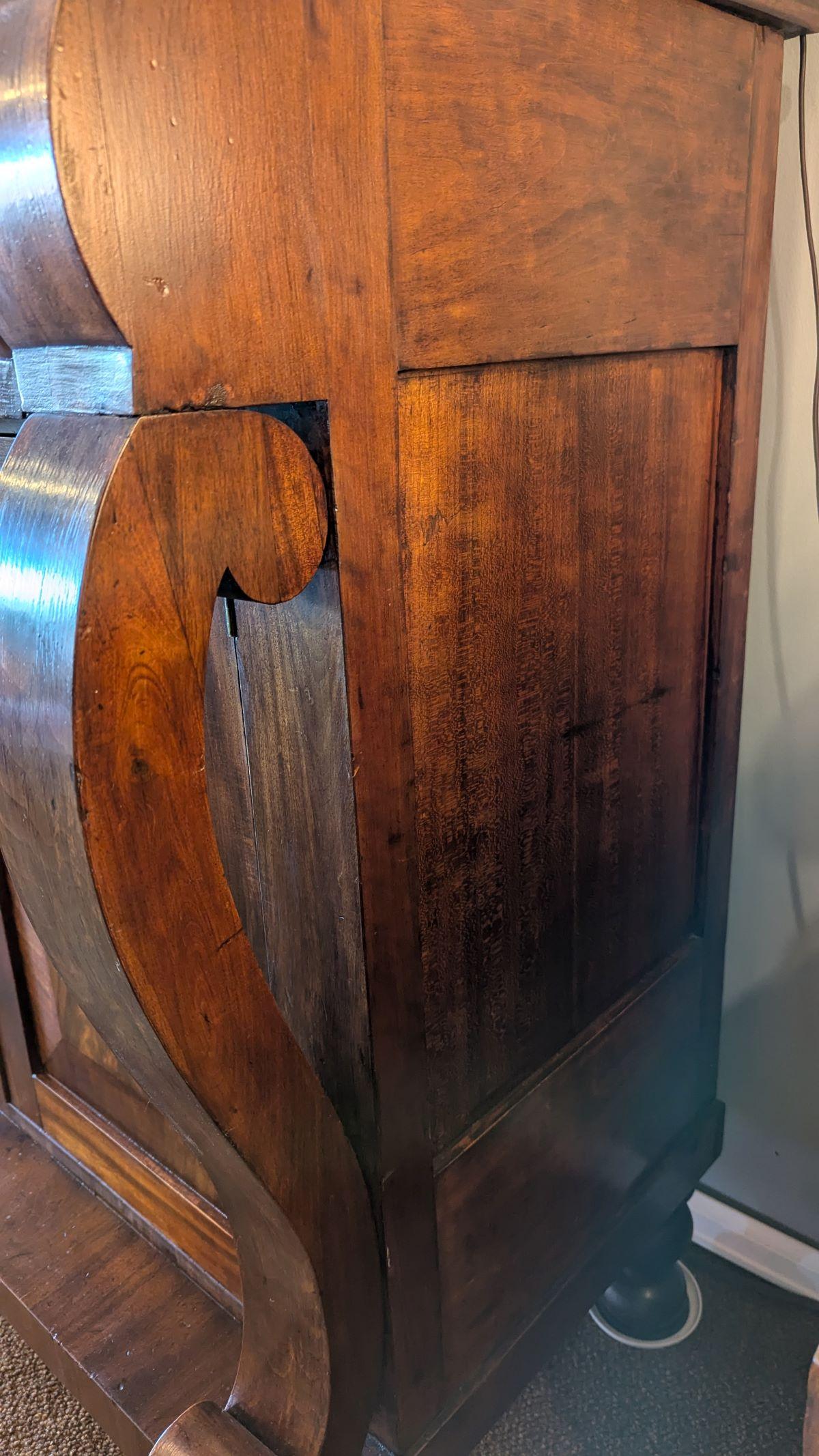 Mogano Credenza in mogano a fiamma impero dell'inizio del XIX secolo in vendita