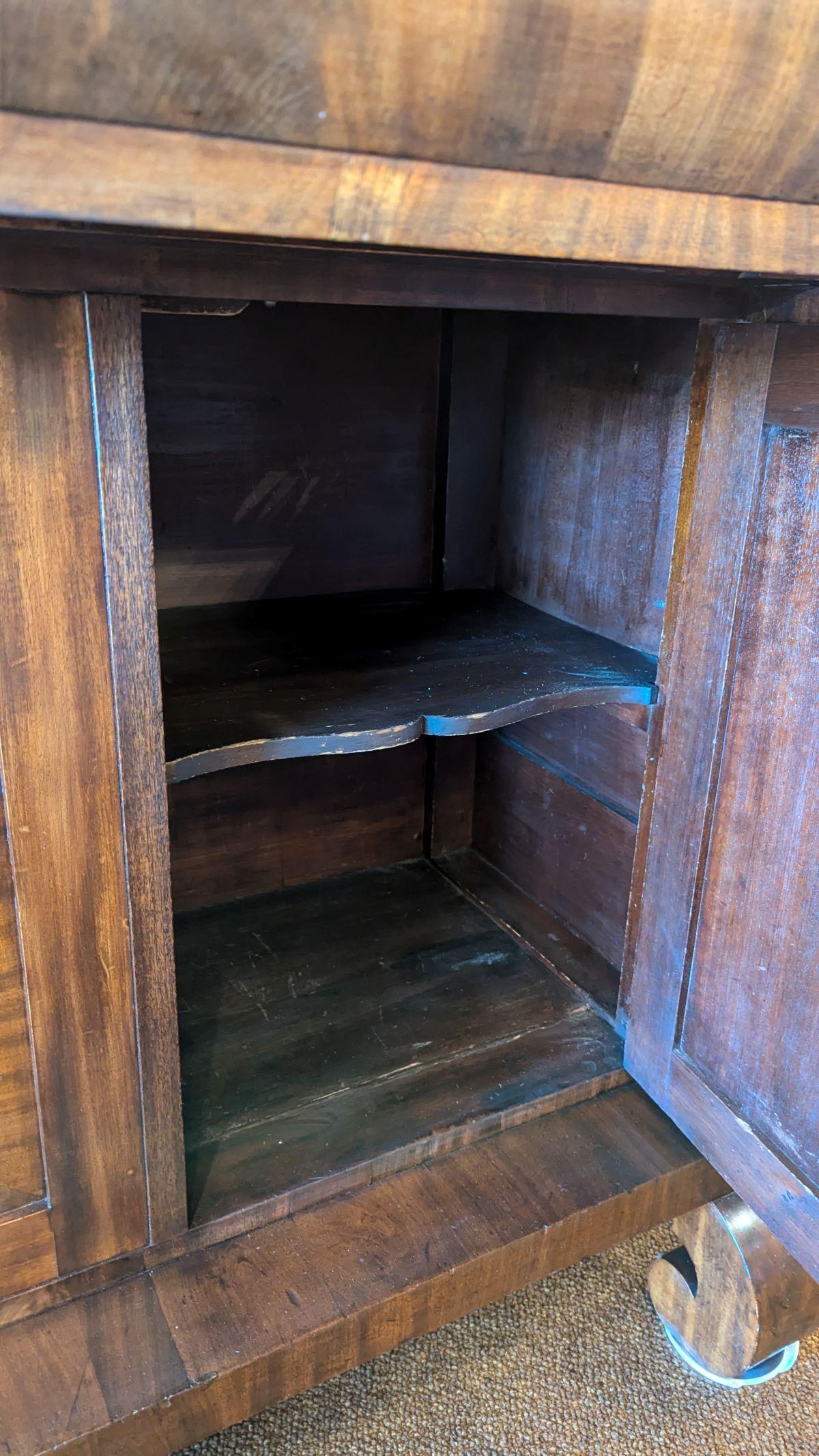 Credenza in mogano a fiamma impero dell'inizio del XIX secolo in vendita 1